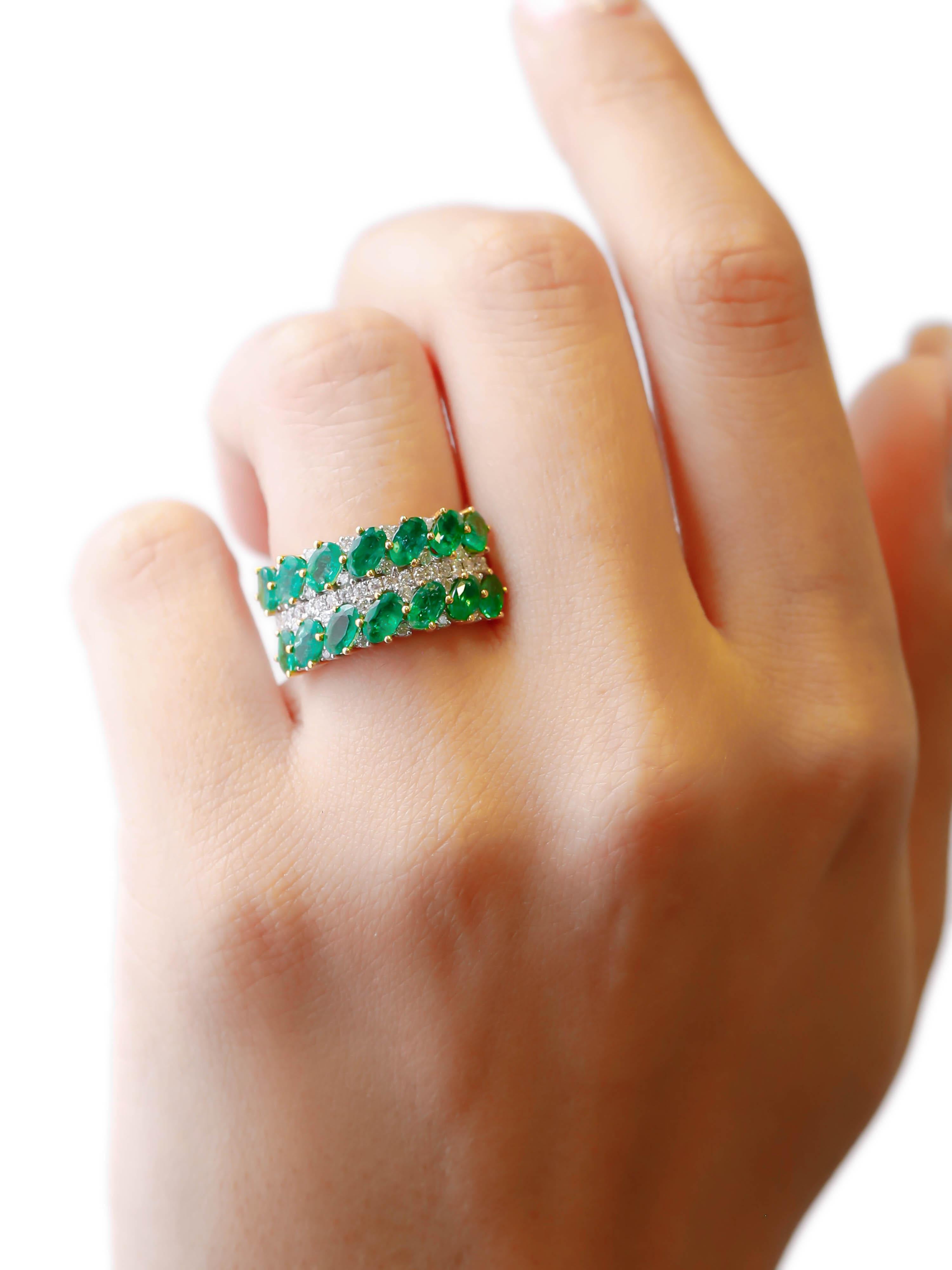 3,20 Karat Smaragd im Ovalschliff und runder Diamantring aus 18 Karat zweifarbigem Gold im Zustand „Neu“ im Angebot in New York, NY