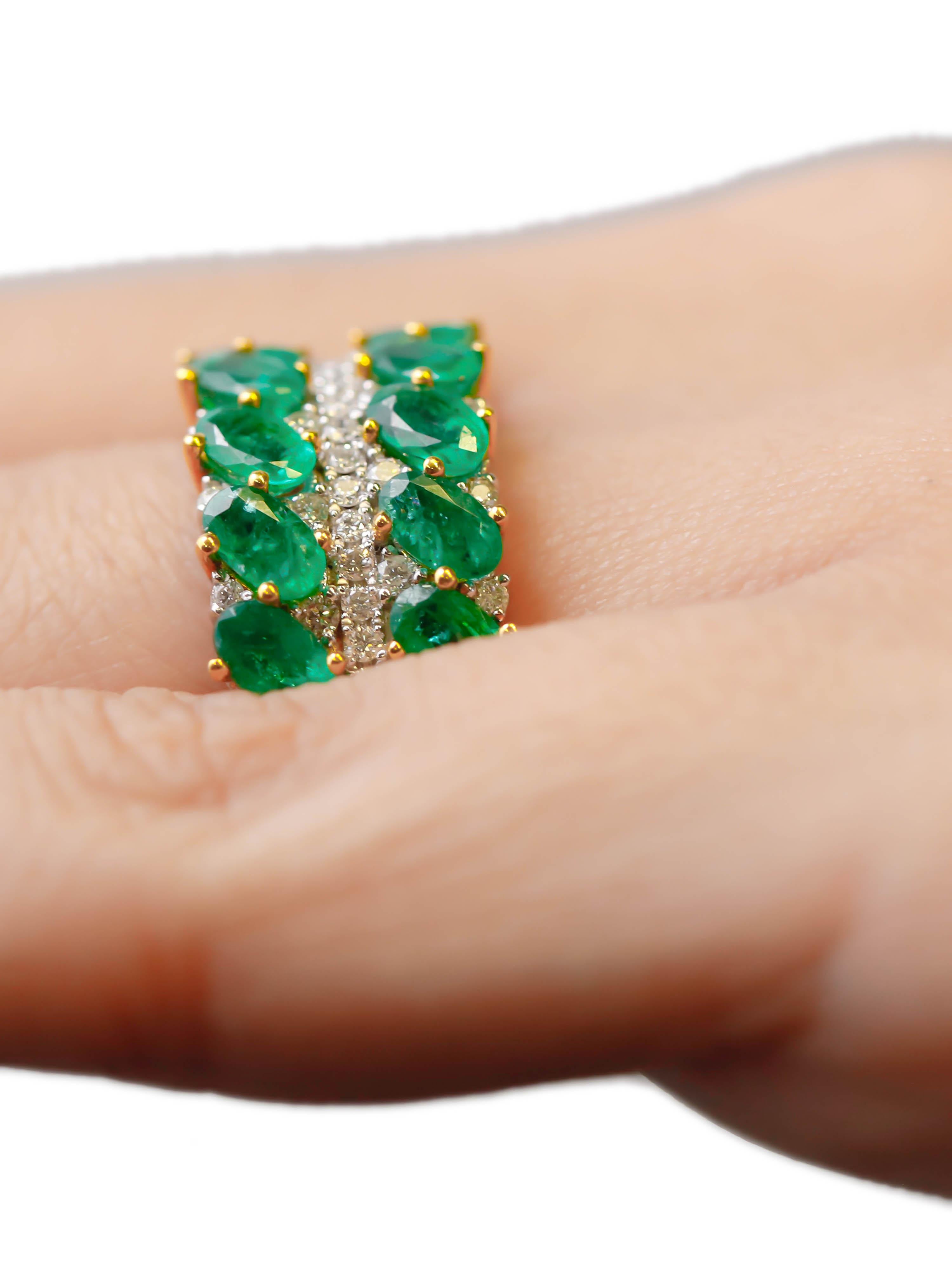3,20 Karat Smaragd im Ovalschliff und runder Diamantring aus 18 Karat zweifarbigem Gold im Angebot 1