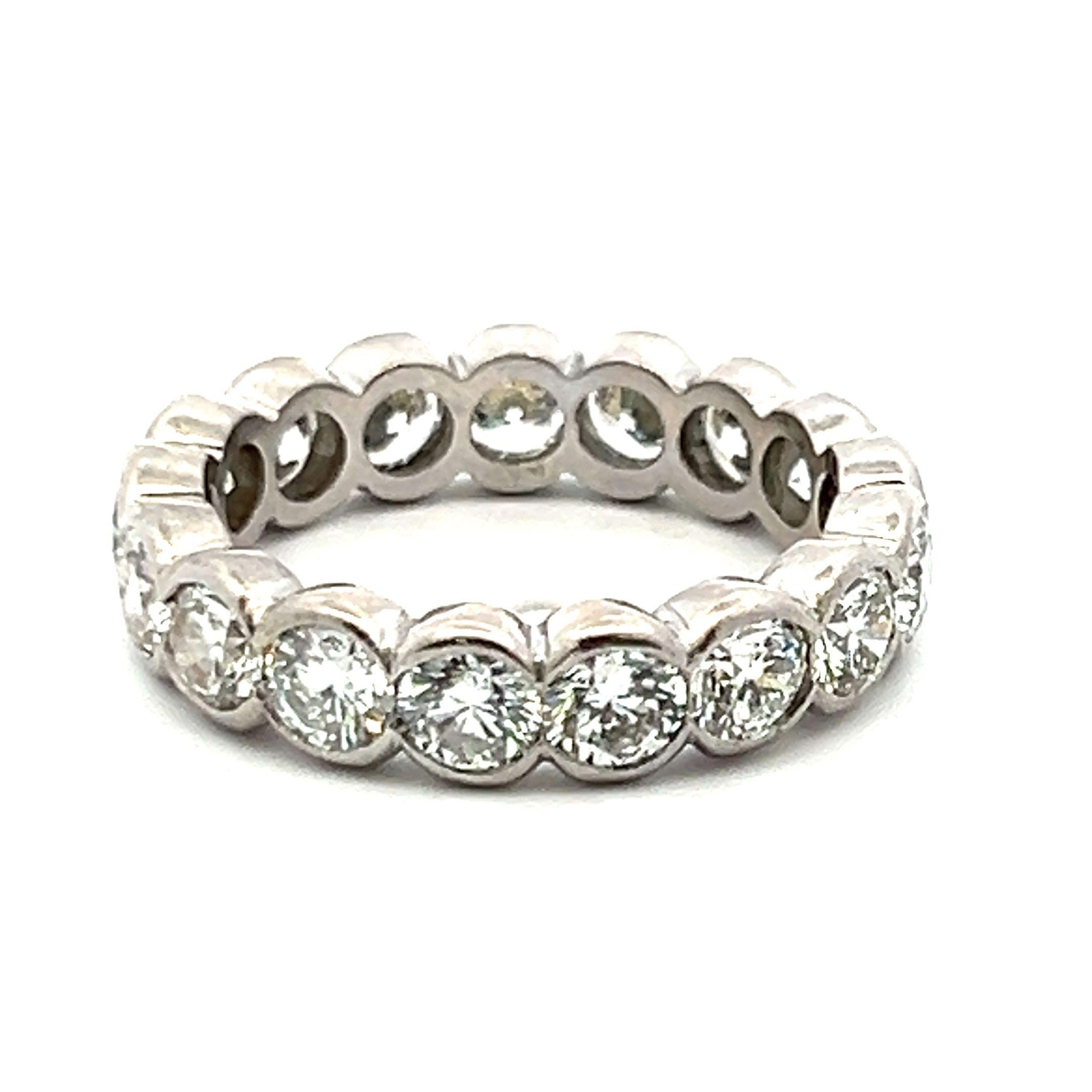 Anello a fascia per l'eternità in platino con diamante tondo Brilliante E VS1 da 3,20 carati in vendita 1