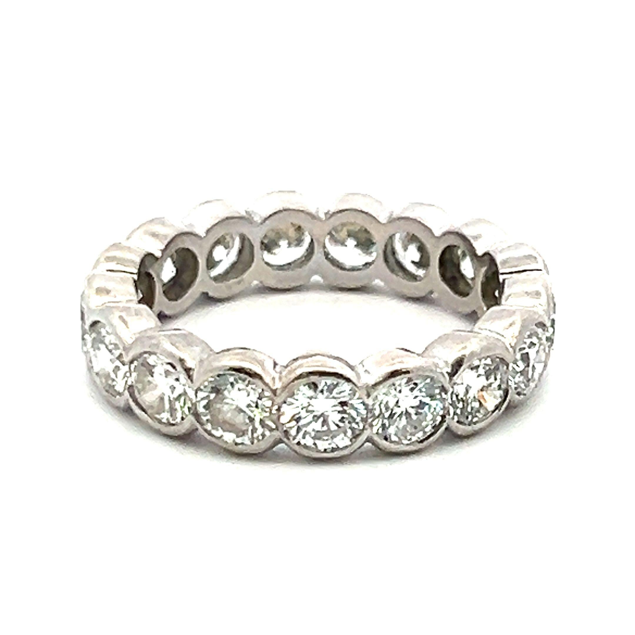 Anello a fascia per l'eternità in platino con diamante tondo Brilliante E VS1 da 3,20 carati in vendita 3