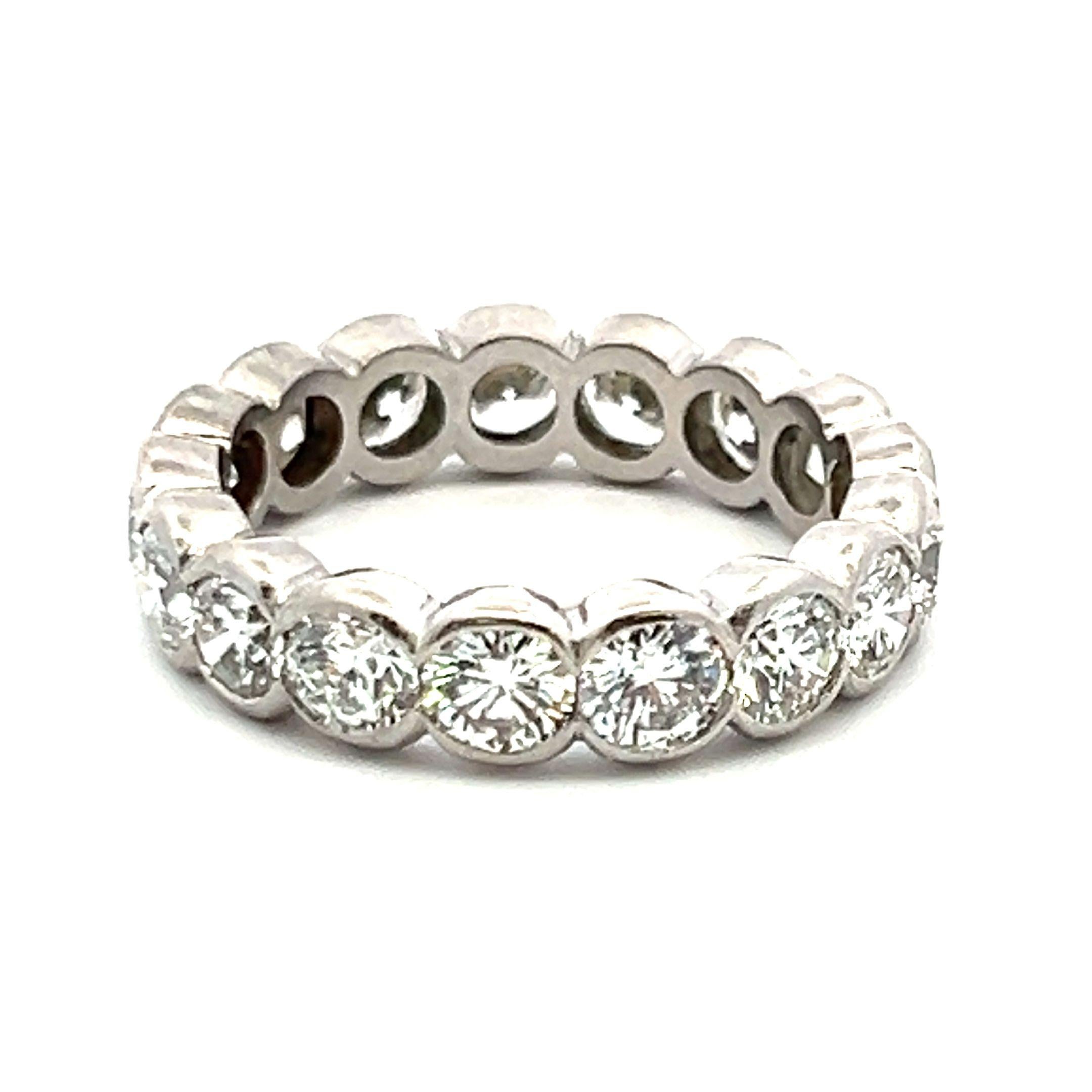 Titolo:
Questa elegante fascia in platino a tutta altezza sfoggia 3,20 carati di eccezionali diamanti tondi brillanti E VS1, incastonati in un cerchio continuo per la massima brillantezza. Ognuna delle 16 pietre perfettamente abbinate offre un fuoco