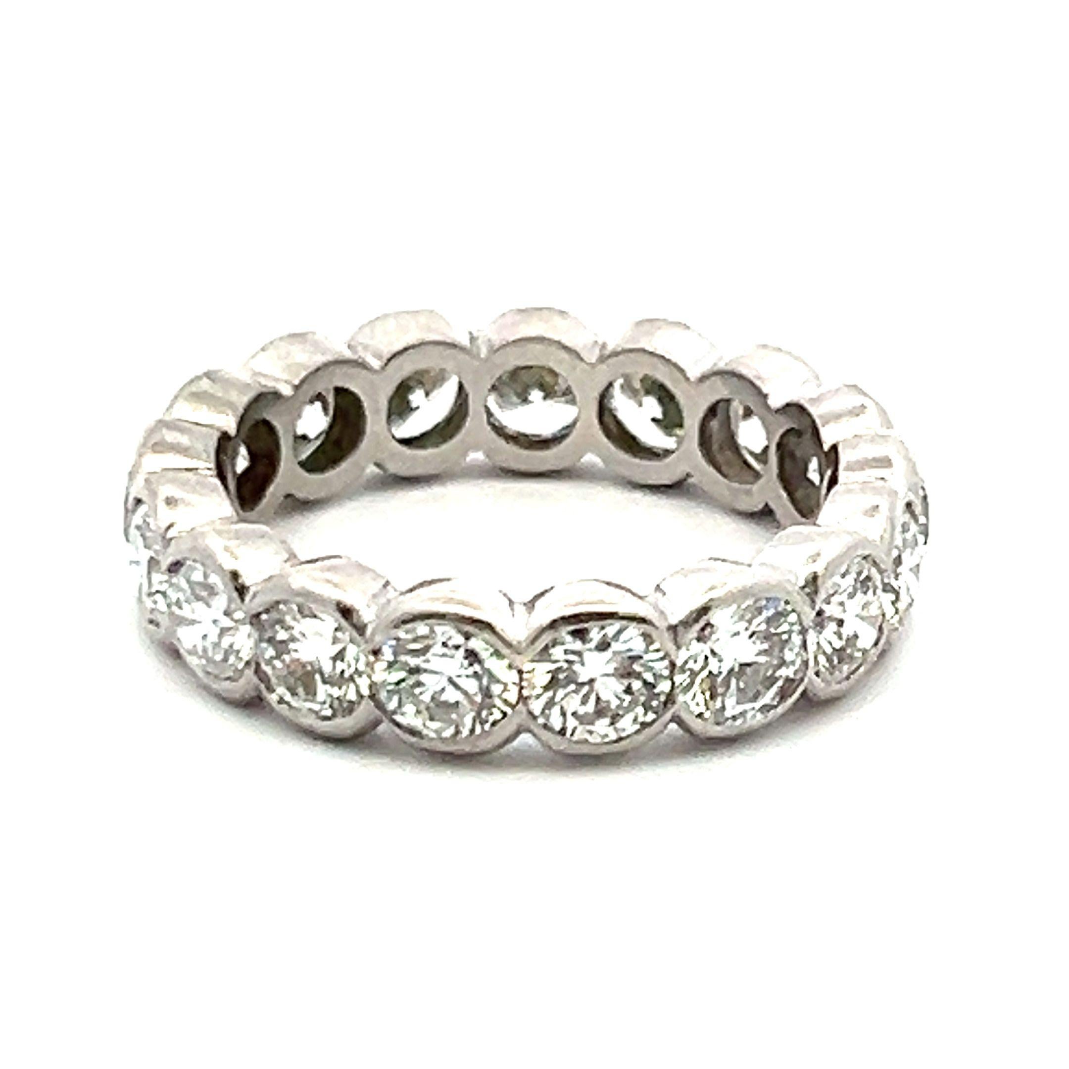 Taglio brillante Anello a fascia a eternità completa in platino con diamante tondo Brilliante E VS1 da 3,20 carati in vendita