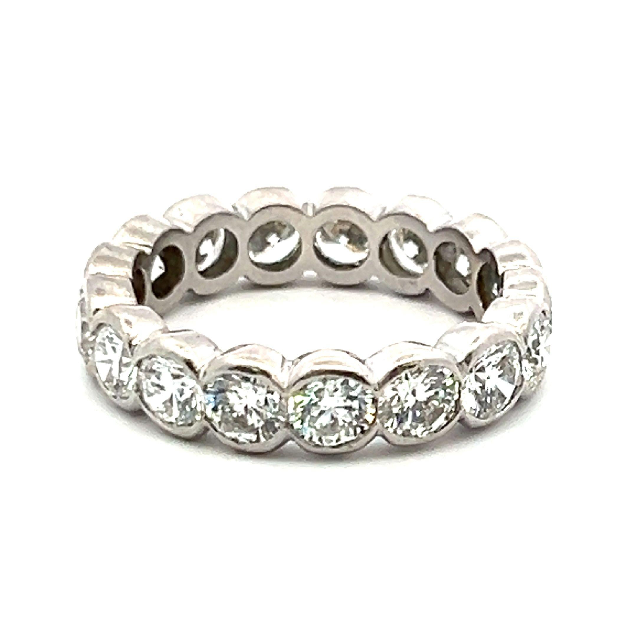 Anello a fascia a eternità completa in platino con diamante tondo Brilliante E VS1 da 3,20 carati In condizioni buone in vendita a New York, NY