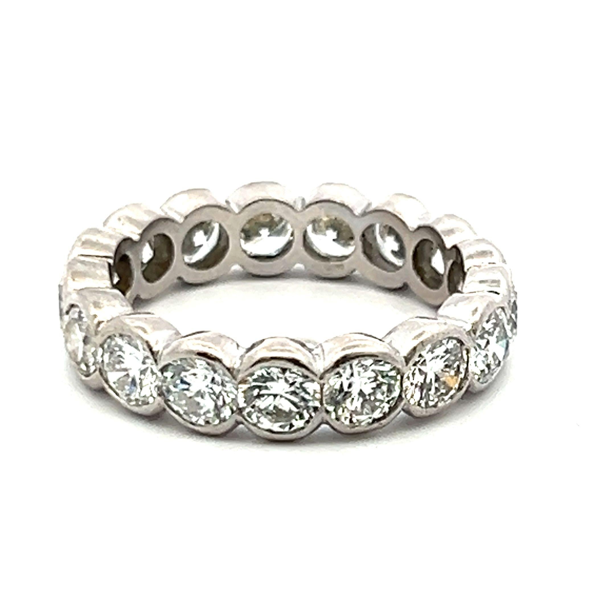Donna Anello a fascia a eternità completa in platino con diamante tondo Brilliante E VS1 da 3,20 carati in vendita