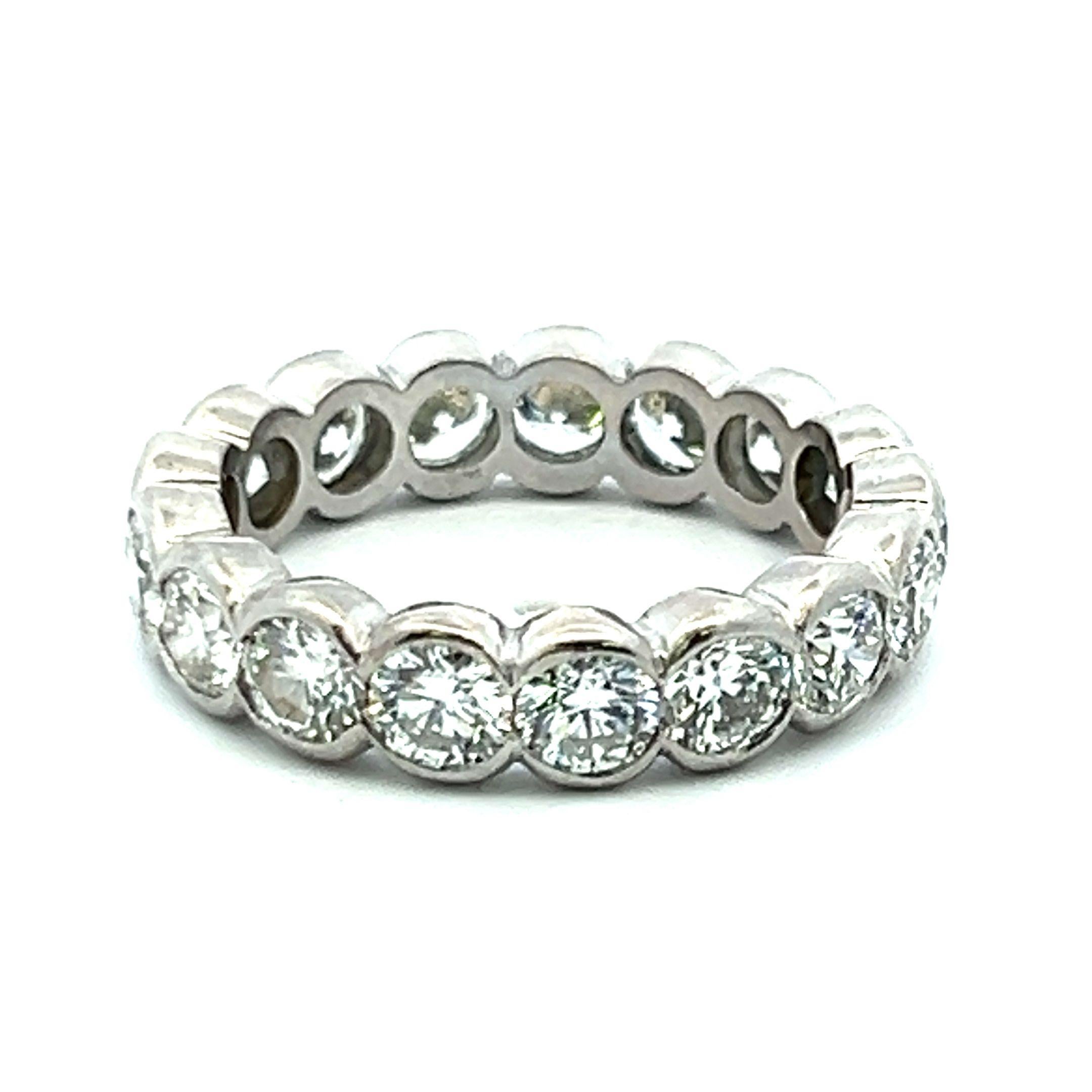 Anello a fascia a eternità completa in platino con diamante tondo Brilliante E VS1 da 3,20 carati in vendita 2