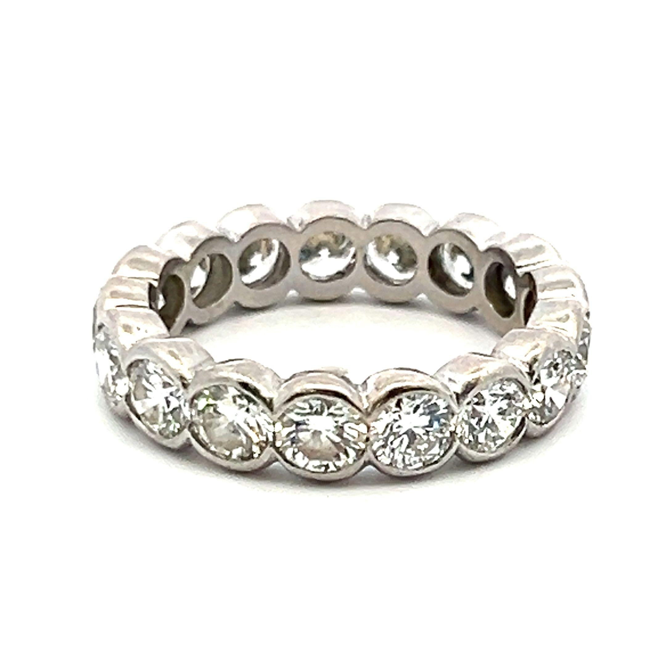 Anello a fascia a eternità completa in platino con diamante tondo Brilliante E VS1 da 3,20 carati in vendita 4