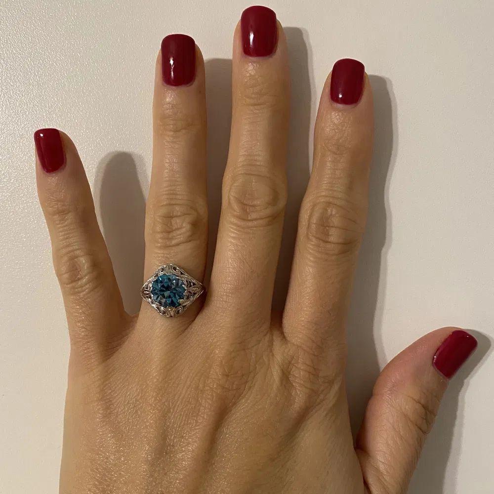 3,20 Karat Runder tiefblauer Zirkon Gold Art Deco Solitär Ring (Art déco) im Angebot