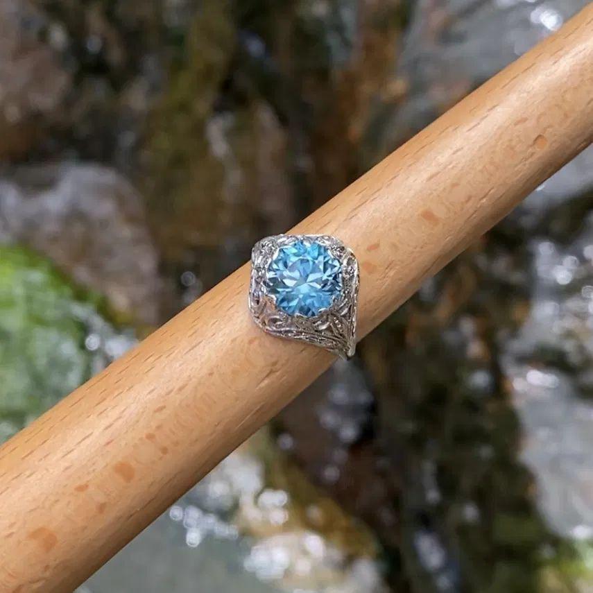 3,20 Karat Runder tiefblauer Zirkon Gold Art Deco Solitär Ring im Angebot 1