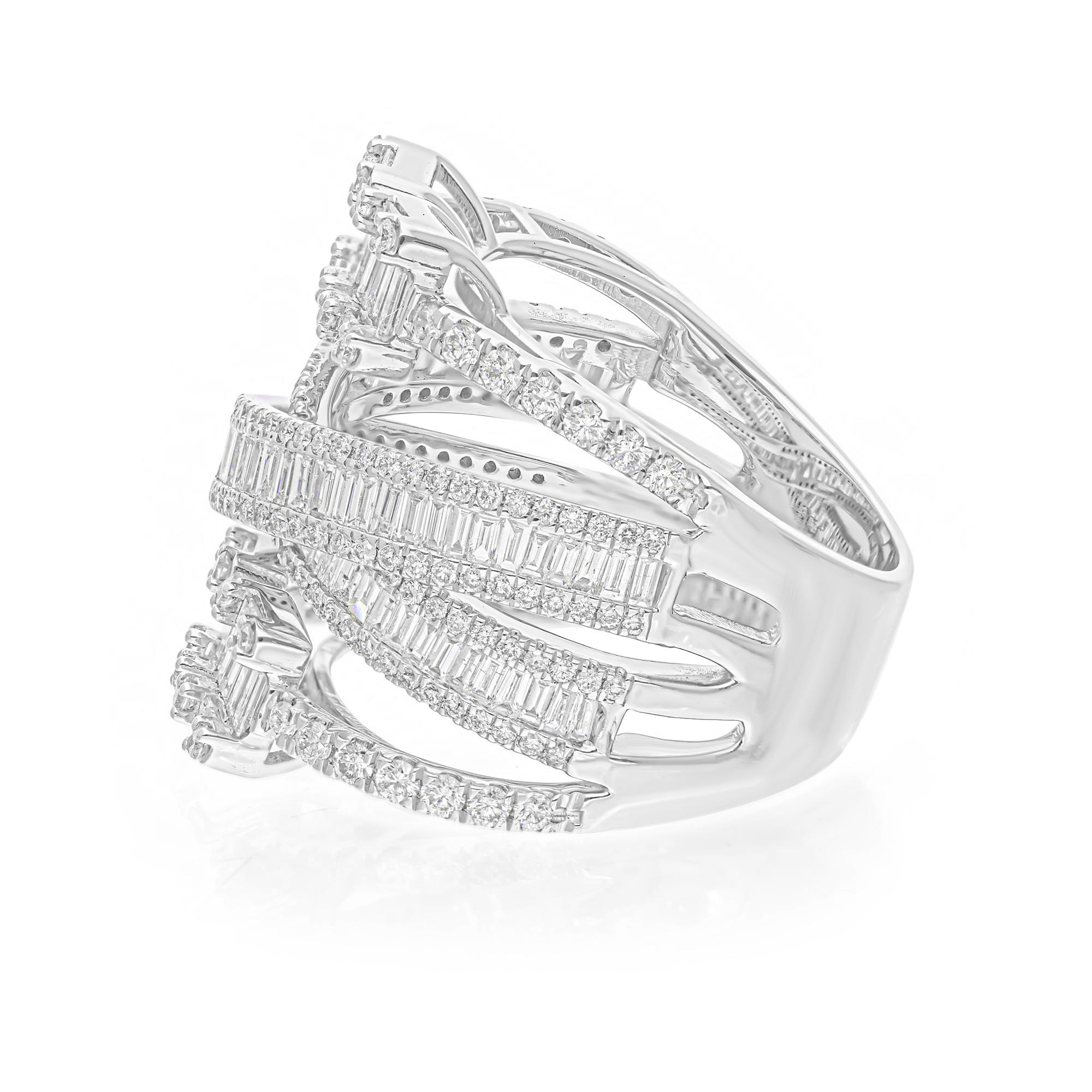 Fundido en oro de 14 quilates, este exquisito anillo está engastado con 3,20 quilates de brillantes diamantes.

El anillo es de la talla 7 y puede cambiarse a una talla mayor o menor si se solicita. SIGUE LA TIENDA DE SPECTRUM JEWELS para ver la