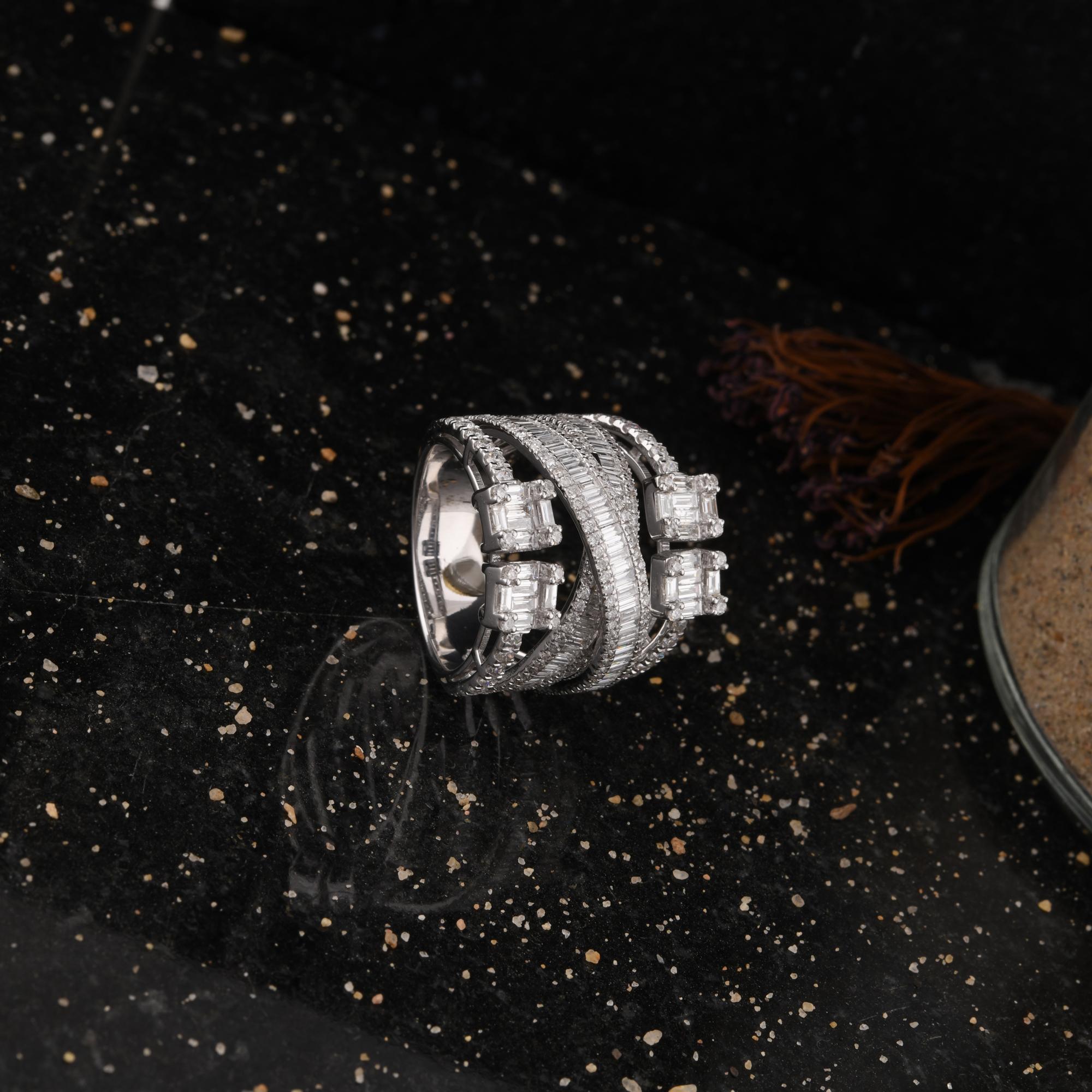 Moderno Anello con diamante Baguette da 3,20 carati SI Clarity HI Color Gioielli in oro bianco 18 carati in vendita