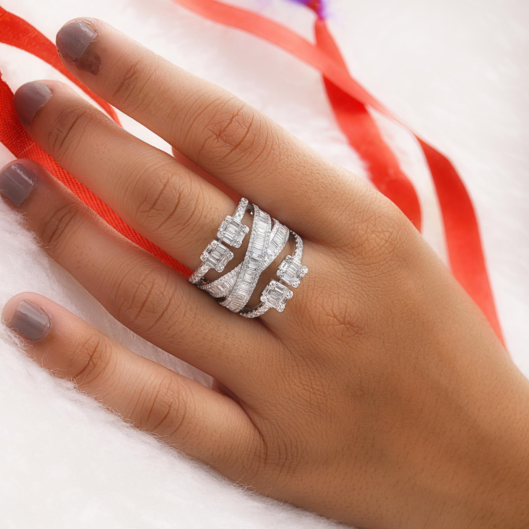 Donna Anello con diamante Baguette da 3,20 carati SI Clarity HI Color Gioielli in oro bianco 18 carati in vendita