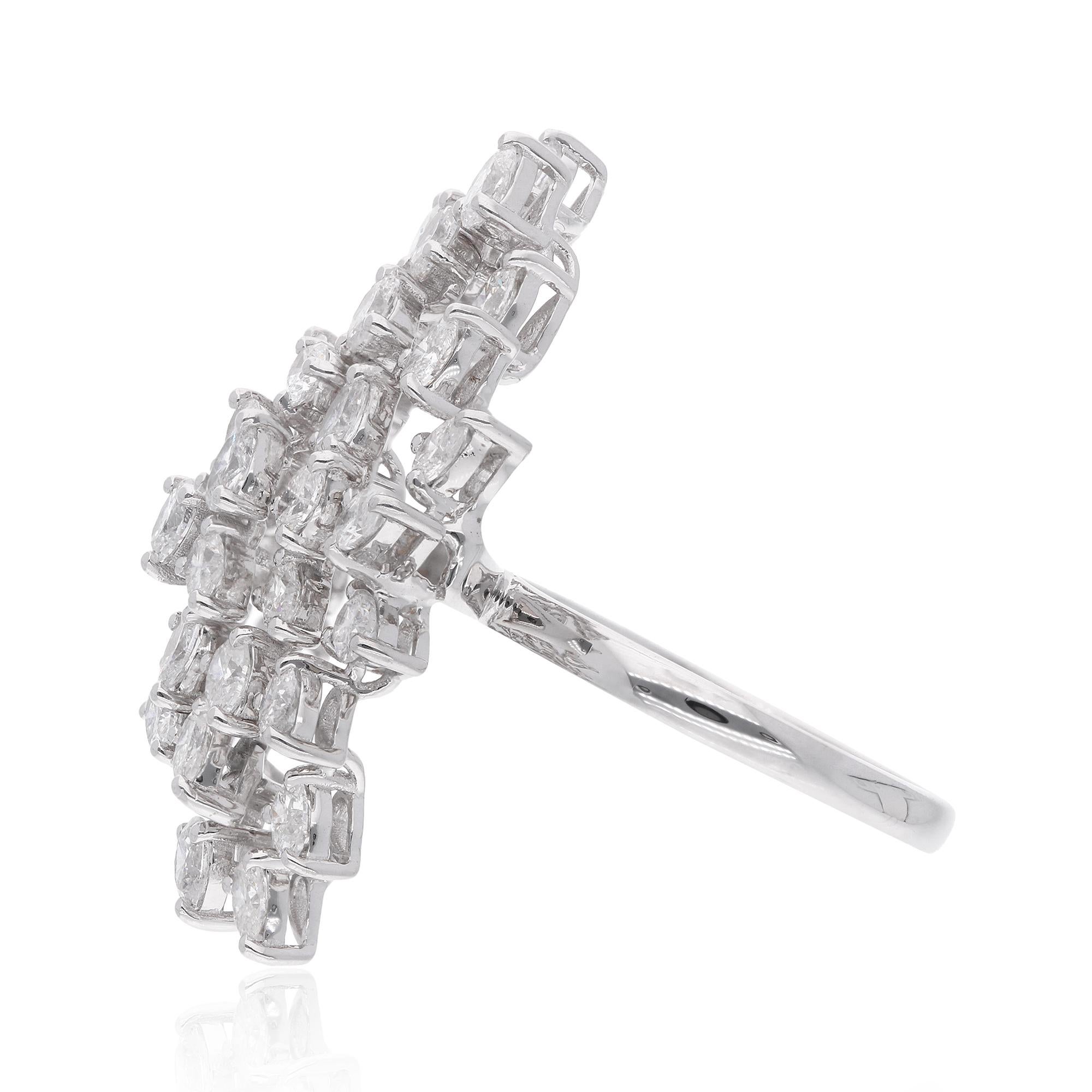 El diamante en forma de pera, con su singular forma de lágrima, irradia elegancia y sofisticación. El diamante se selecciona cuidadosamente por su calidad, incluyendo consideraciones de claridad, color y peso en quilates. La claridad SI indica