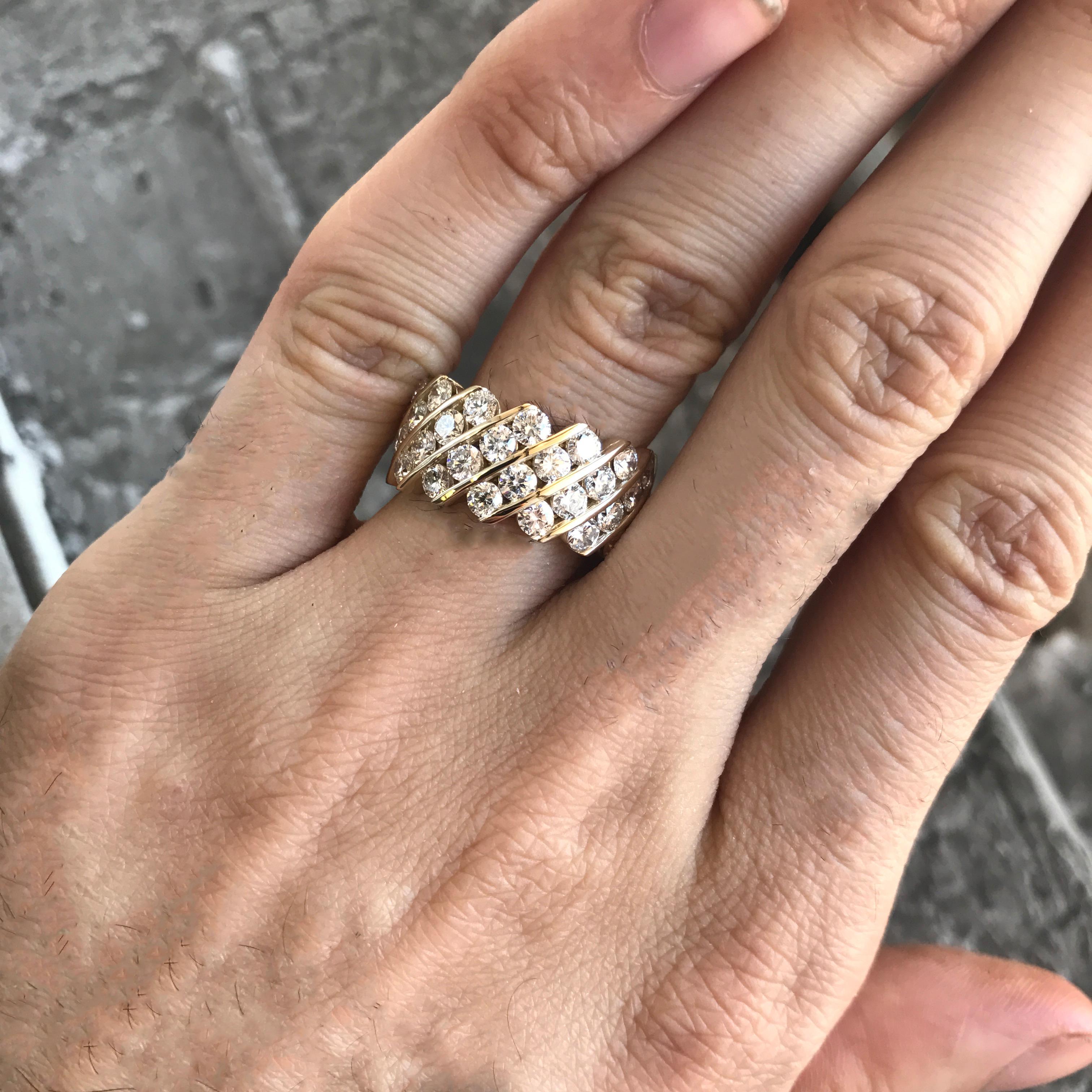 Auf Bestellung gefertigt, bitte rechnen Sie mit 2-5 Wochen.
 
Rundes Diamantband mit Kanalbesatz 3,20 CTW F-H Farbe VS - SI Klarheit

32 Perfekt gefasste 3,0 MM Diamanten 
Weiße natürliche Diamanten ohne Behandlung (F-H Farbe VS-SI Reinheit)
Massiv