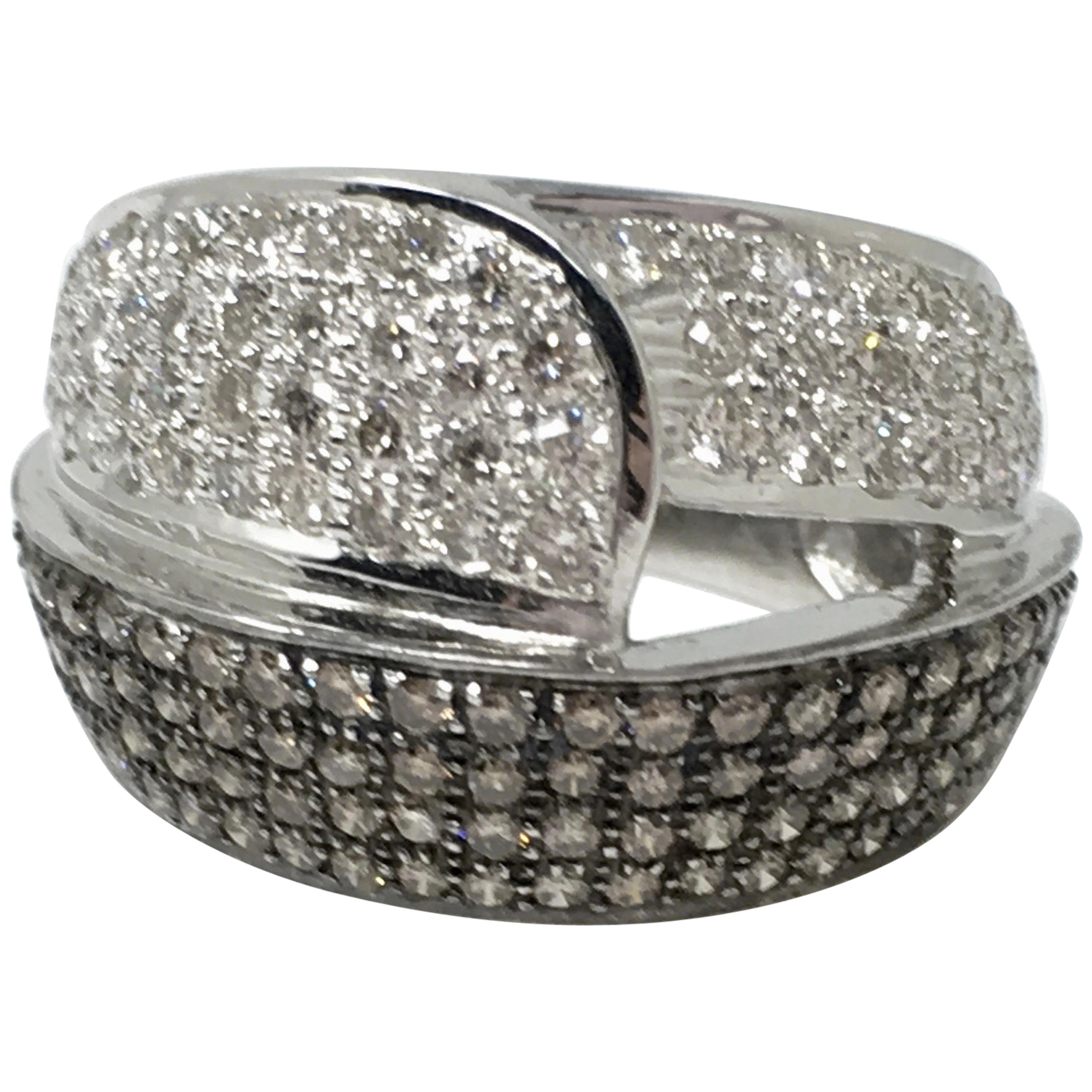 Anello da cocktail con diamante bianco rotondo brillante e diamante marrone da 3,20 carati in 18 carati