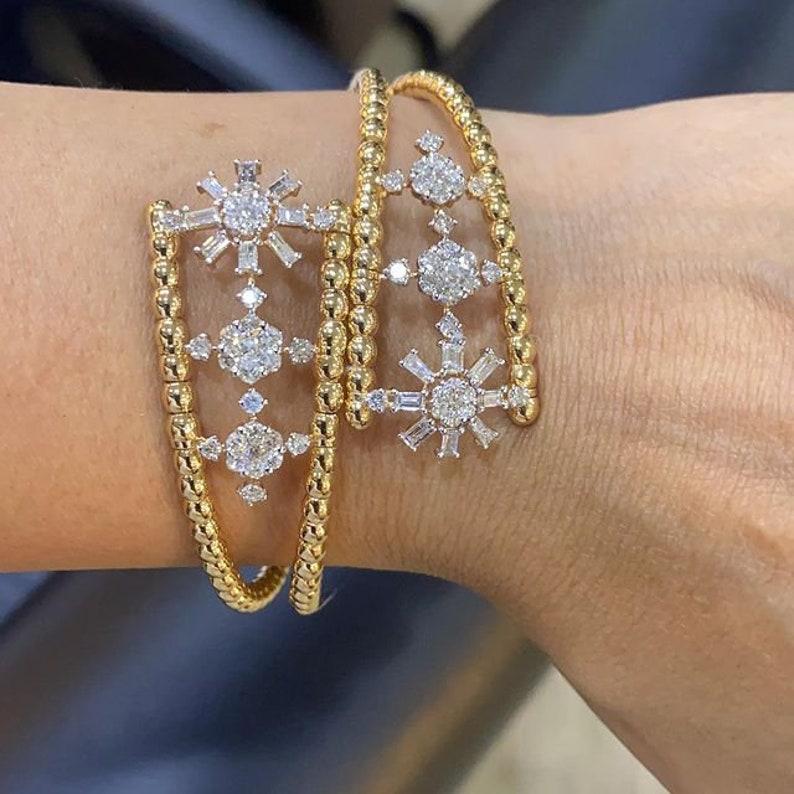 Fabriqué en or jaune 14 carats, ce bracelet à maillons est serti à la main de 3,20 carats de diamants étincelants. Disponible en or jaune, rose et blanc. 

SUIVEZ la vitrine de MEGHNA JEWELS pour découvrir la dernière collection et les pièces