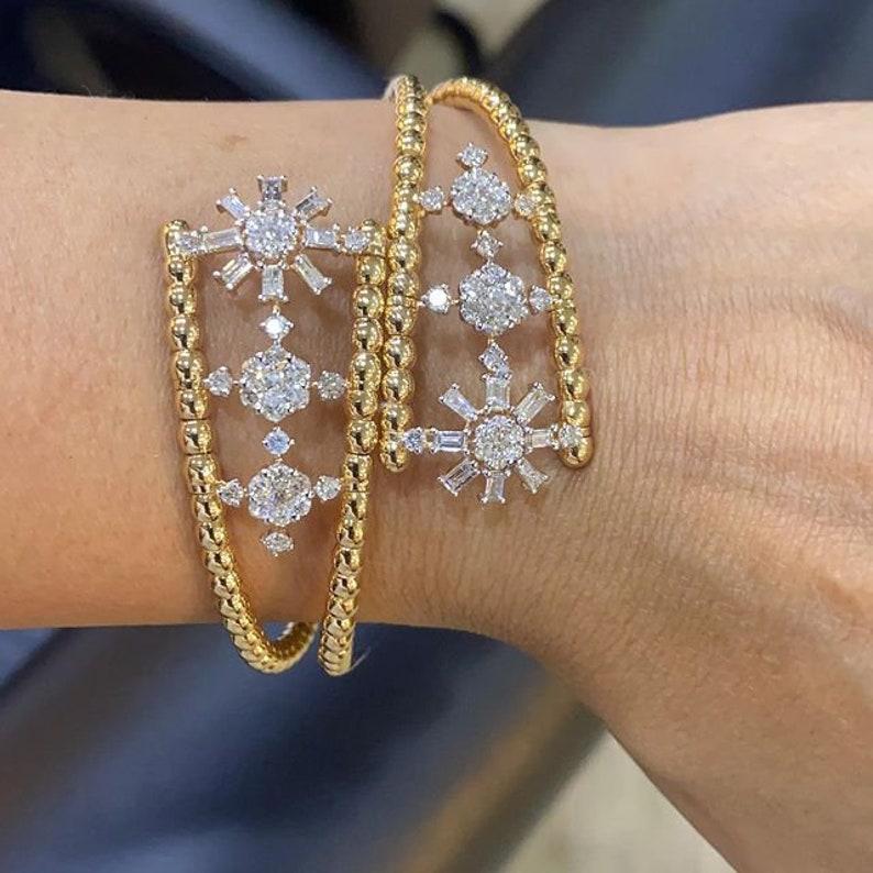 Dieses Gliederarmband aus 14-karätigem Gelbgold ist von Hand mit funkelnden Diamanten von 3,20 Karat besetzt. Erhältlich in Gelb-, Rosé- und Weißgold. 

FOLLOW MEGHNA JEWELS Storefront, um die neueste Kollektion und exklusive Stücke zu sehen. Meghna