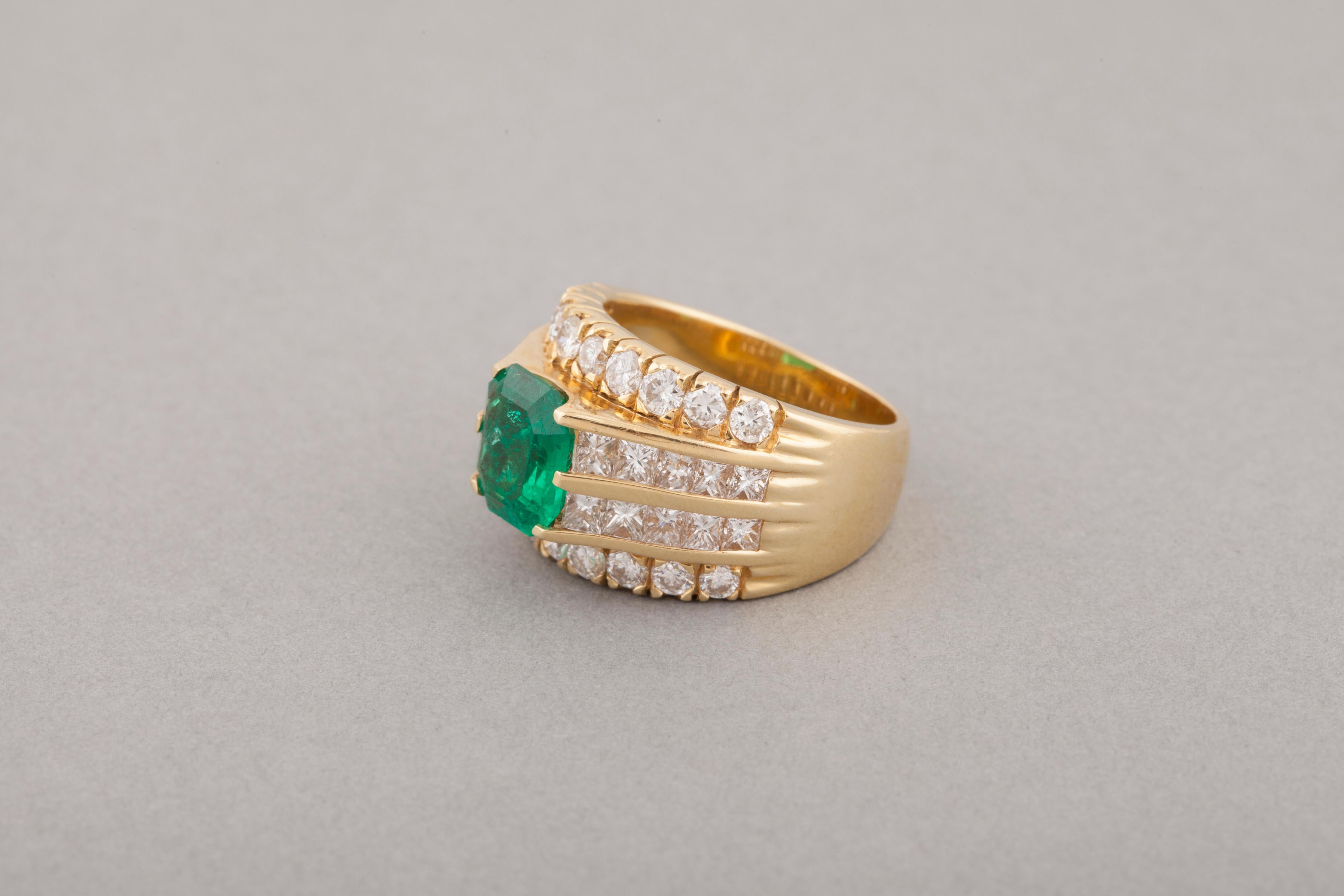 3.20 Carat Diamonds and 2 Carat Colombian Emerald French Ring In Excellent Condition For Sale In Saint-Ouen, FR