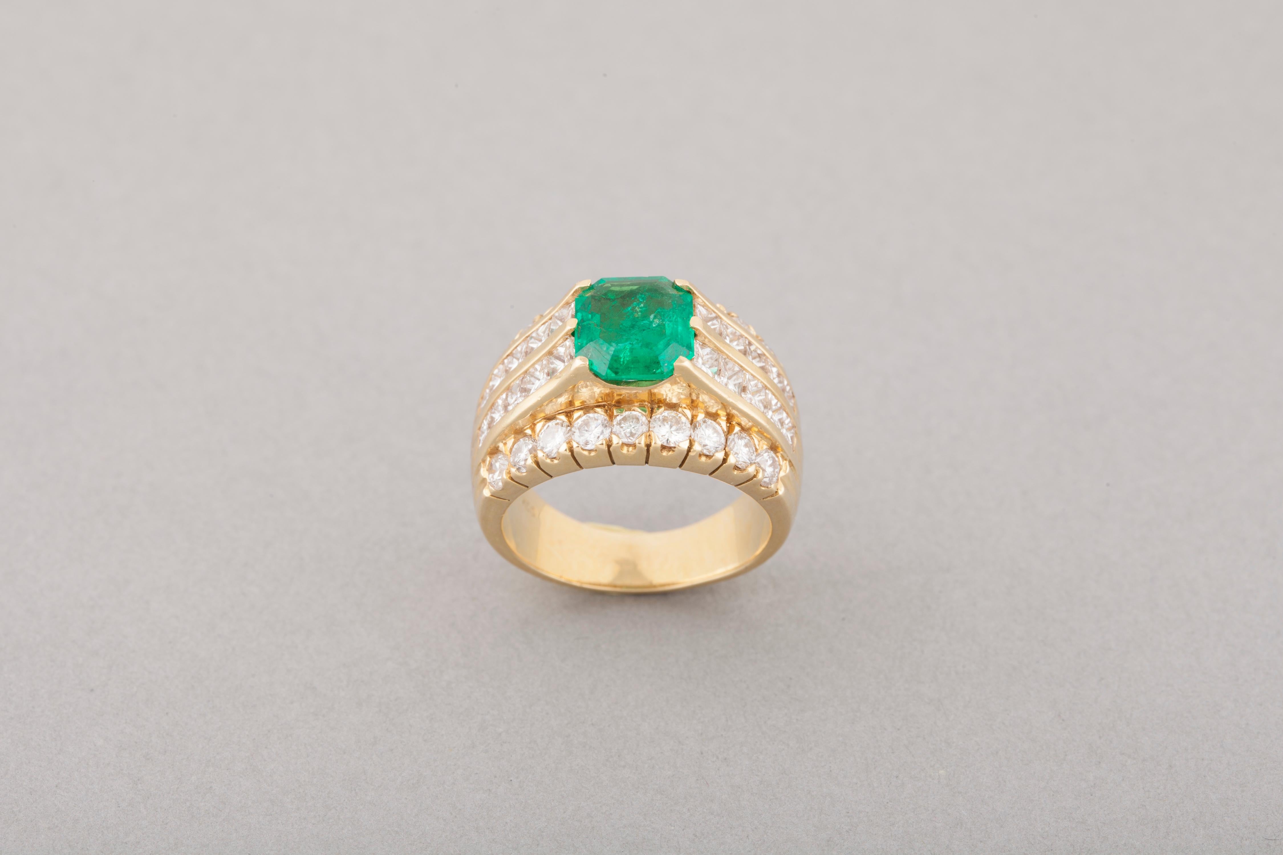 3.20 Carat Diamonds and 2 Carat Colombian Emerald French Ring For Sale 2