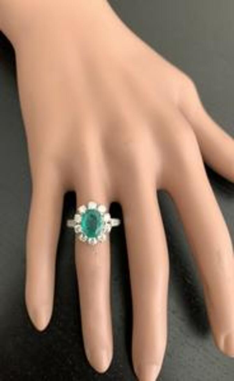 Women's or Men's 3.20 Carat Exquisite Emerald and Diamond 14 Karat Solid White Gold Ring For Sale