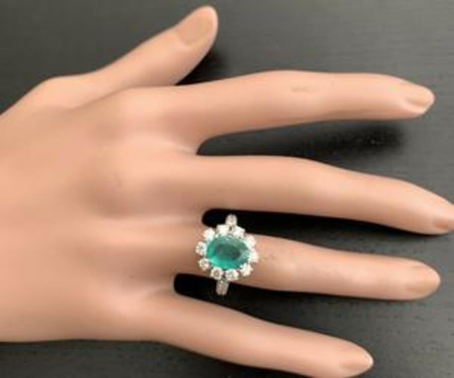 3.20 Carat Exquisite Emerald and Diamond 14 Karat Solid White Gold Ring For Sale 1