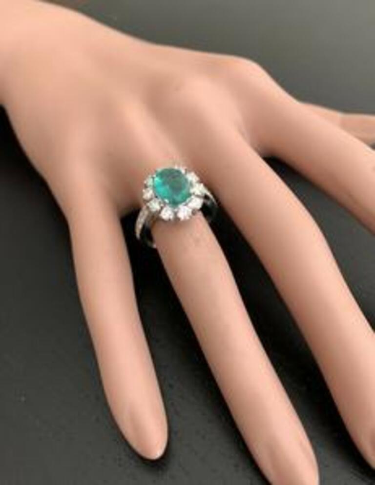 3.20 Carat Exquisite Emerald and Diamond 14 Karat Solid White Gold Ring For Sale 3
