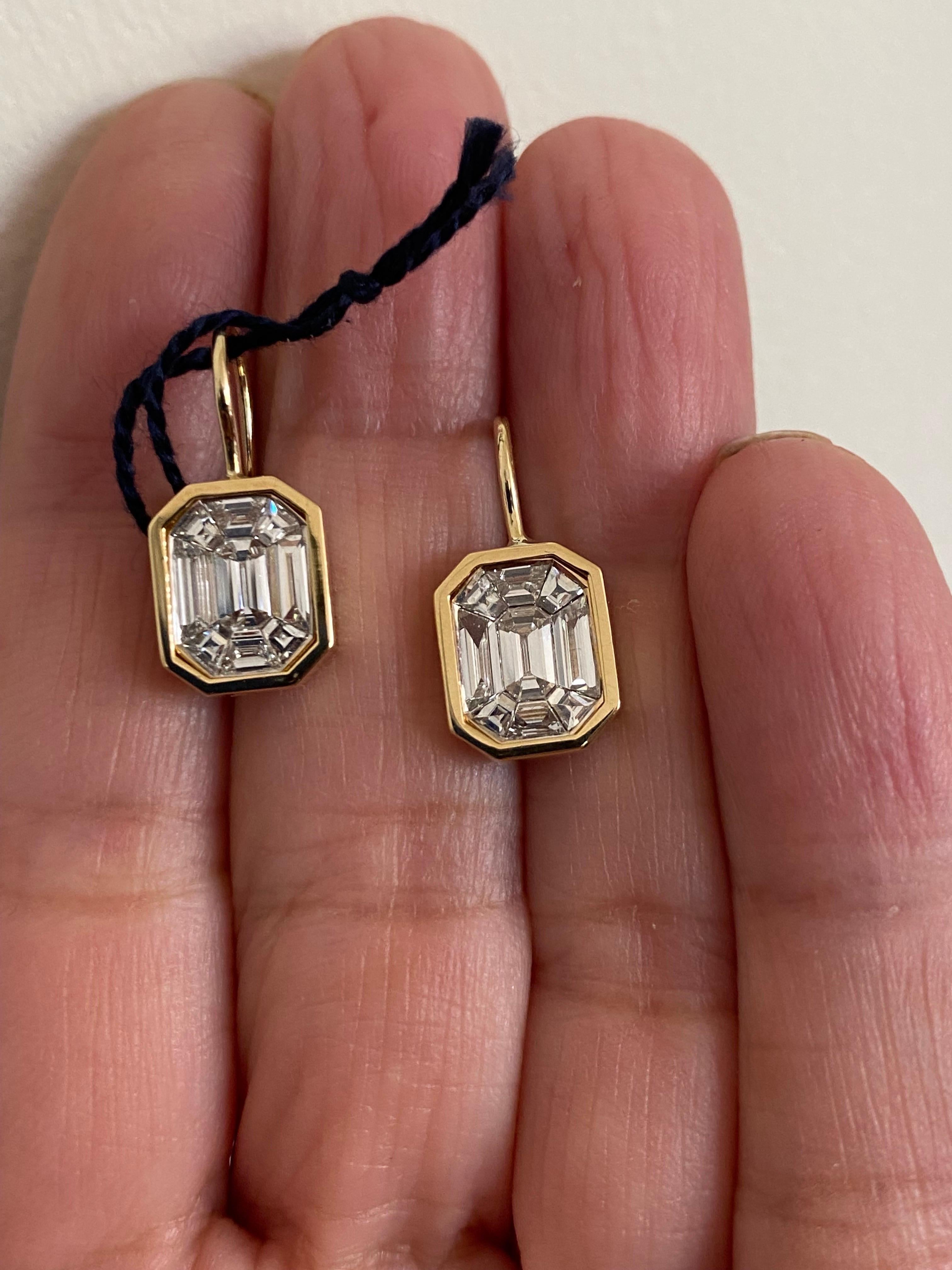 Modern 3.20 Carats Hanging Yellow Gold Emerald Cut Earrings For Sale
