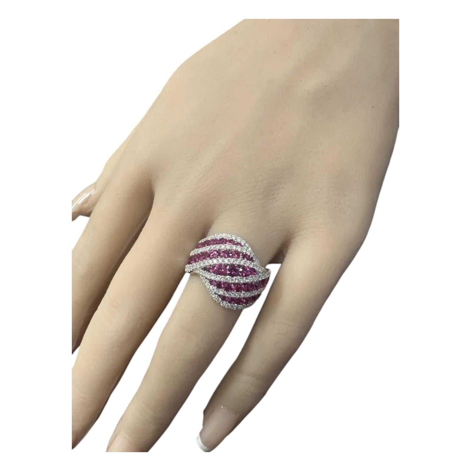3.20 Carats Impressive Natural Burma Ruby and Diamond 18K Solid White Gold Ring For Sale 2