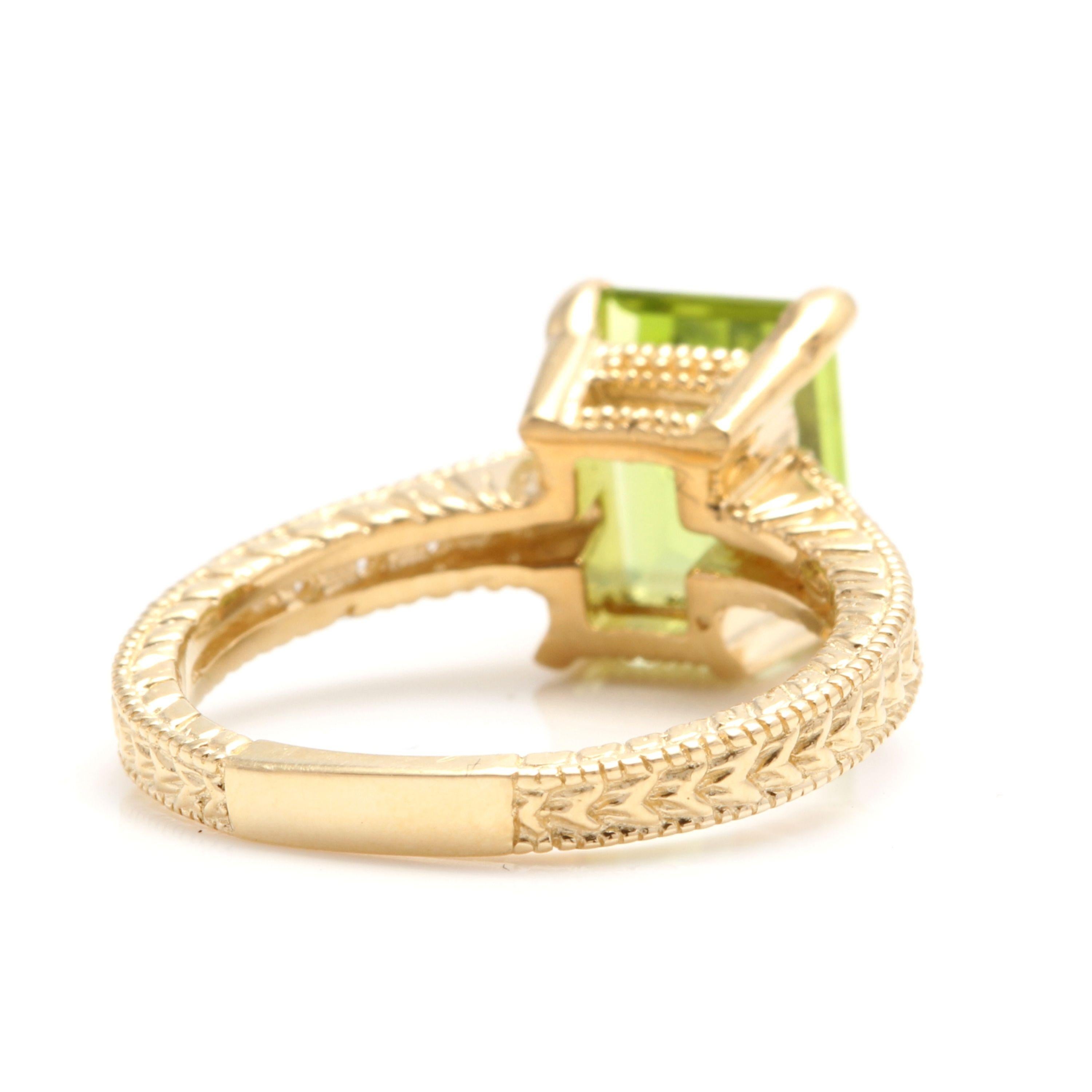 3.20 Carat Impressive Natural Peridot and Diamond 14 Karat Yellow Gold Ring In New Condition For Sale In Los Angeles, CA
