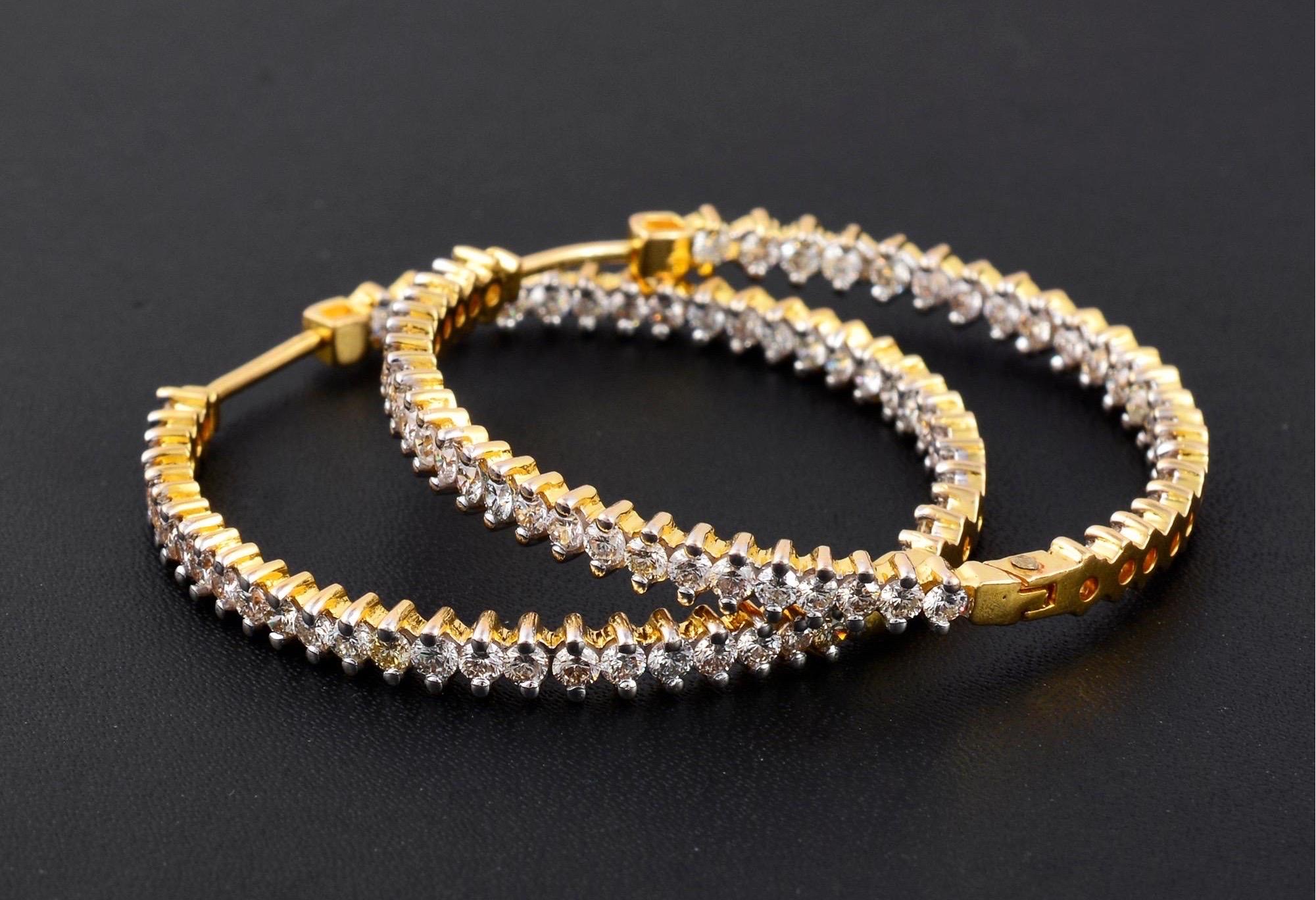 Taille mixte Créoles en or jaune 18 carats avec diamants de 3,20 carats à l'intérieur et extérieur des boucles d'oreilles en vente