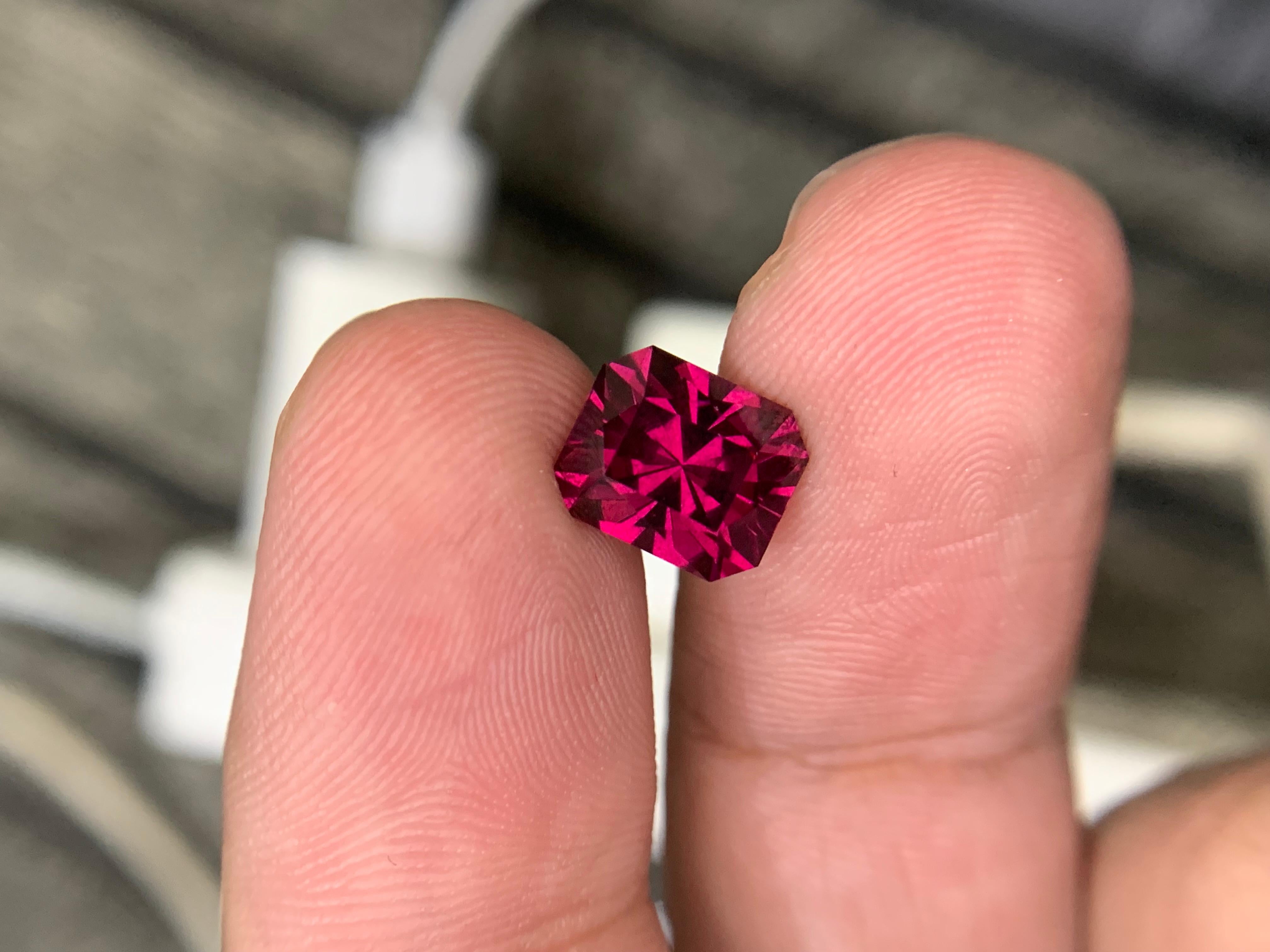 3,20 Karat natürlicher loser Rhodolith-Granat-Edelstein (Smaragdschliff) im Angebot