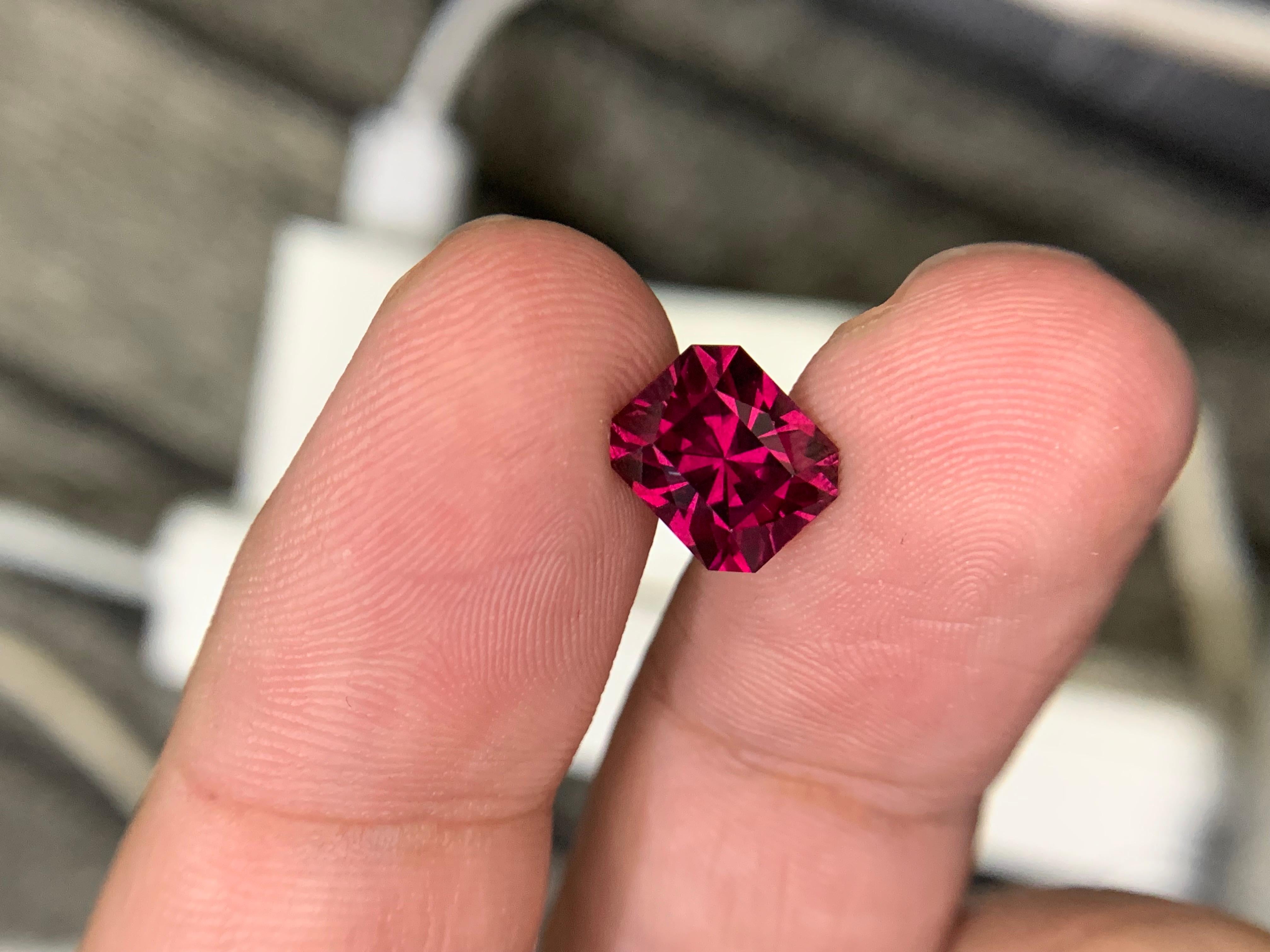 3,20 Karat natürlicher loser Rhodolith-Granat-Edelstein im Angebot 1