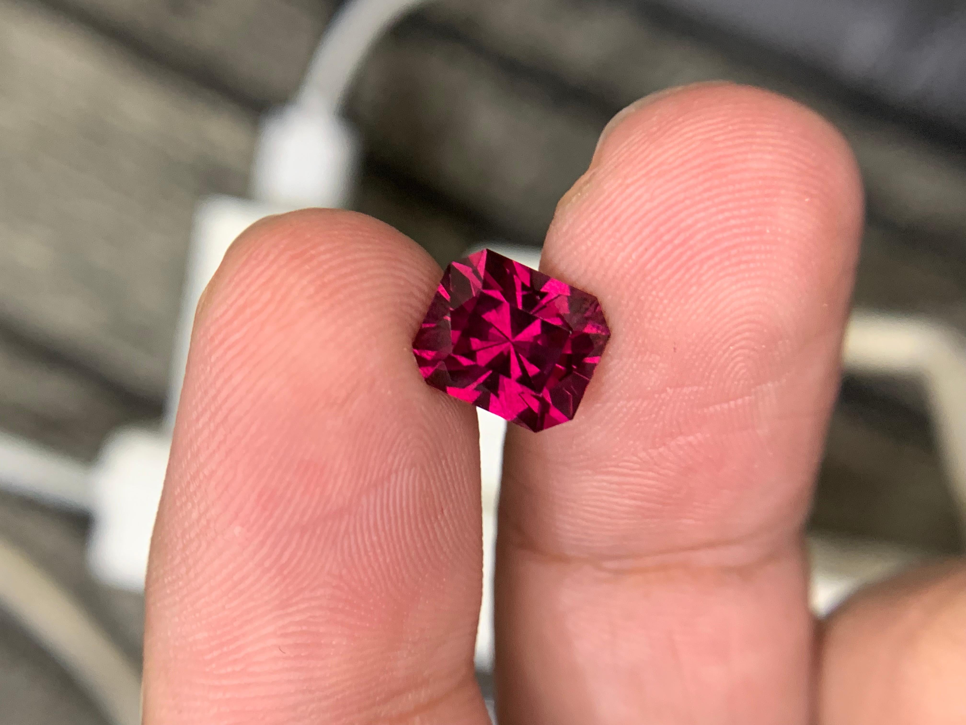 3,20 Karat natürlicher loser Rhodolith-Granat-Edelstein im Angebot 2