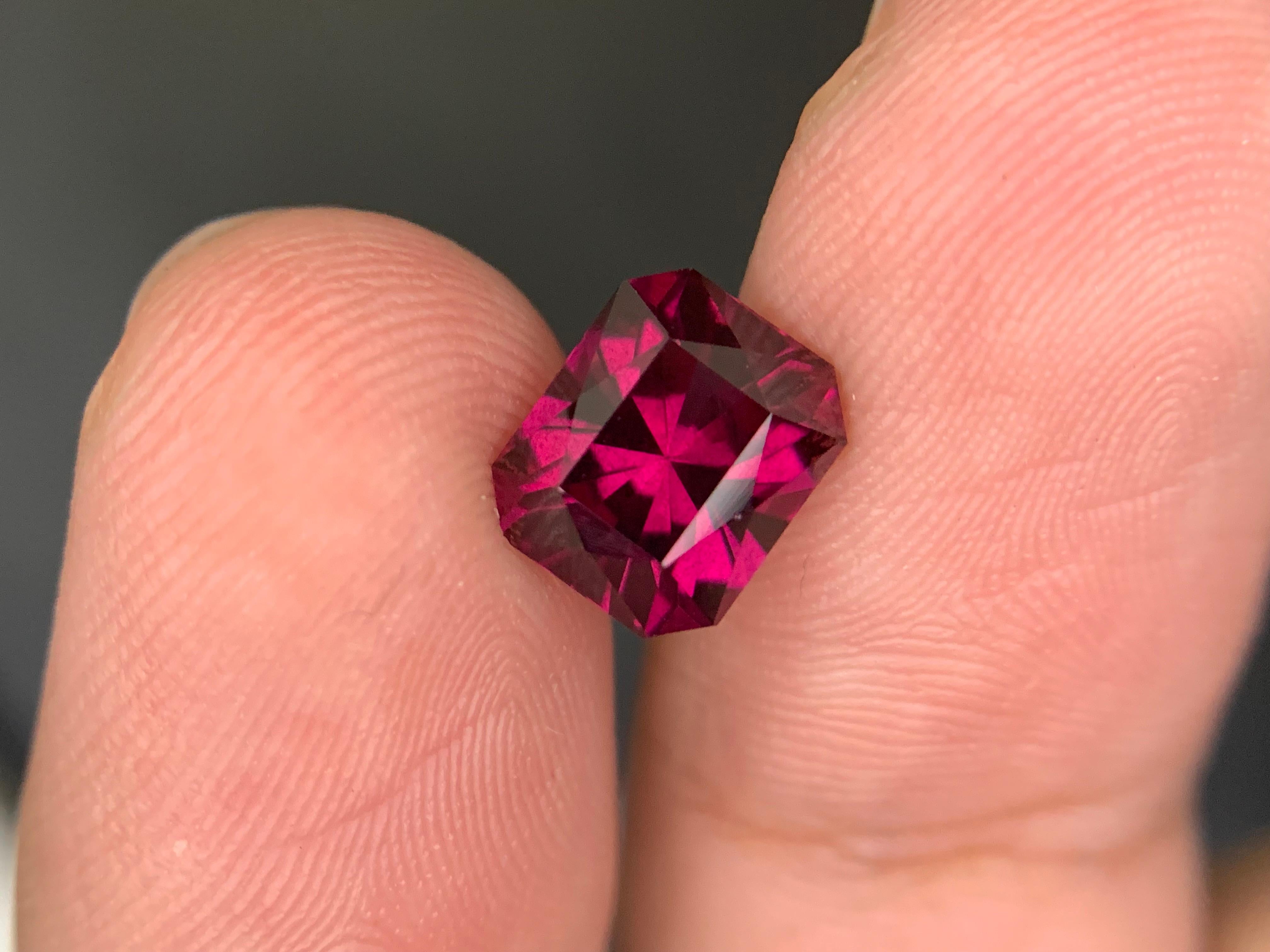 3,20 Karat natürlicher loser Rhodolith-Granat-Edelstein im Angebot 3