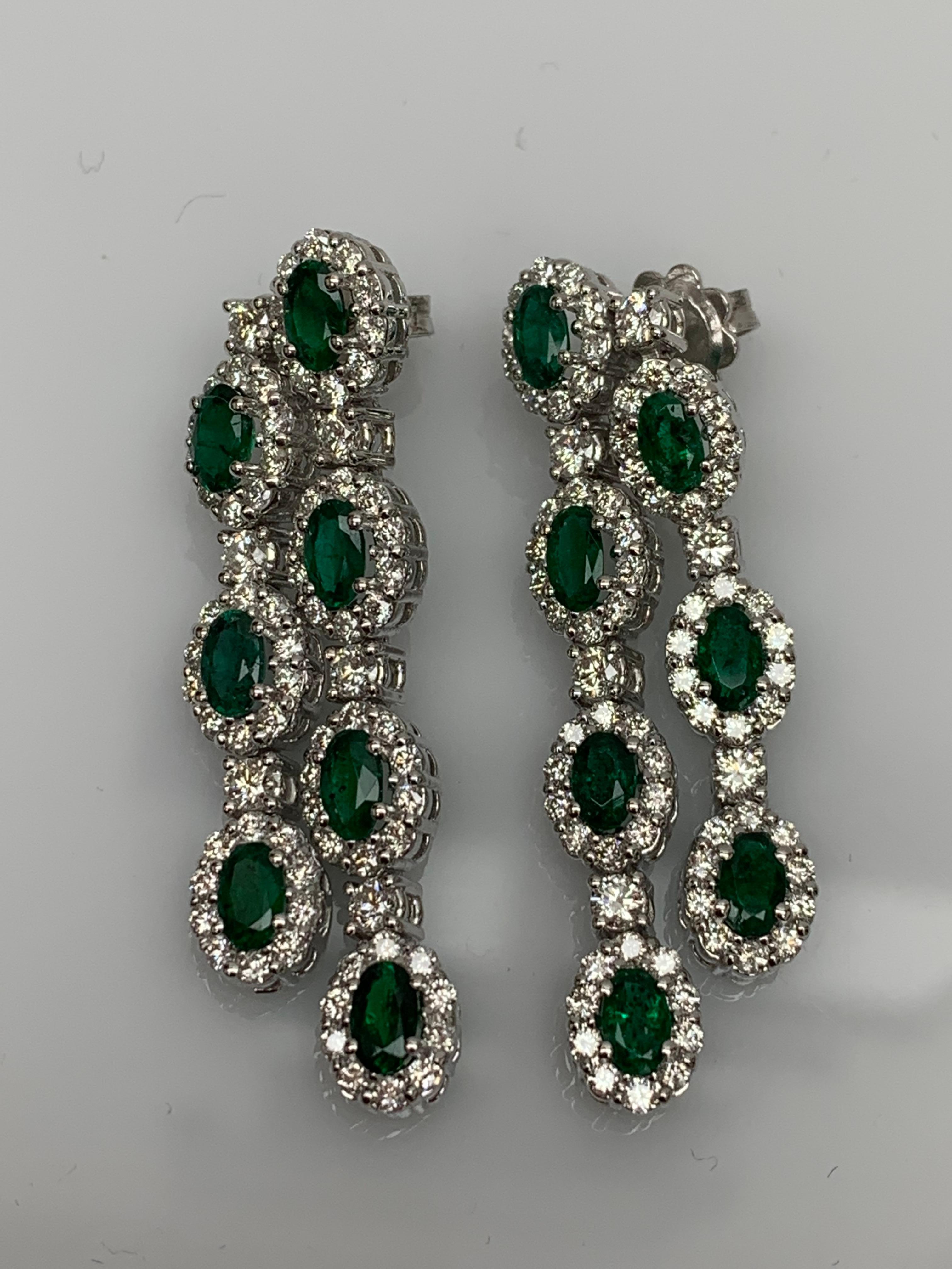 Moderne Boucles d'oreilles pendantes en or blanc 14K avec émeraudes de taille ovale et diamants de 3,20 carats en vente