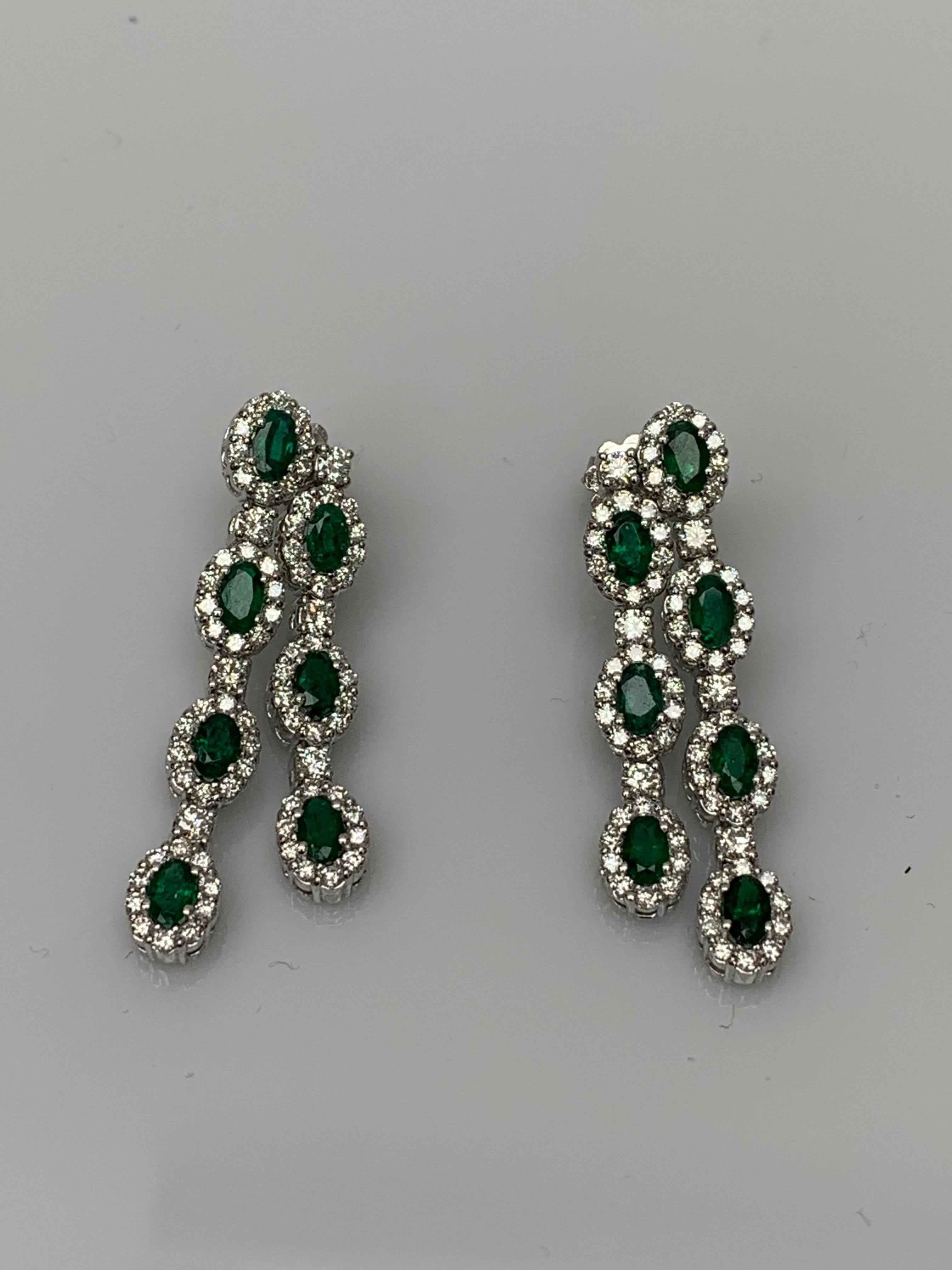 Taille ovale Boucles d'oreilles pendantes en or blanc 14K avec émeraudes de taille ovale et diamants de 3,20 carats en vente