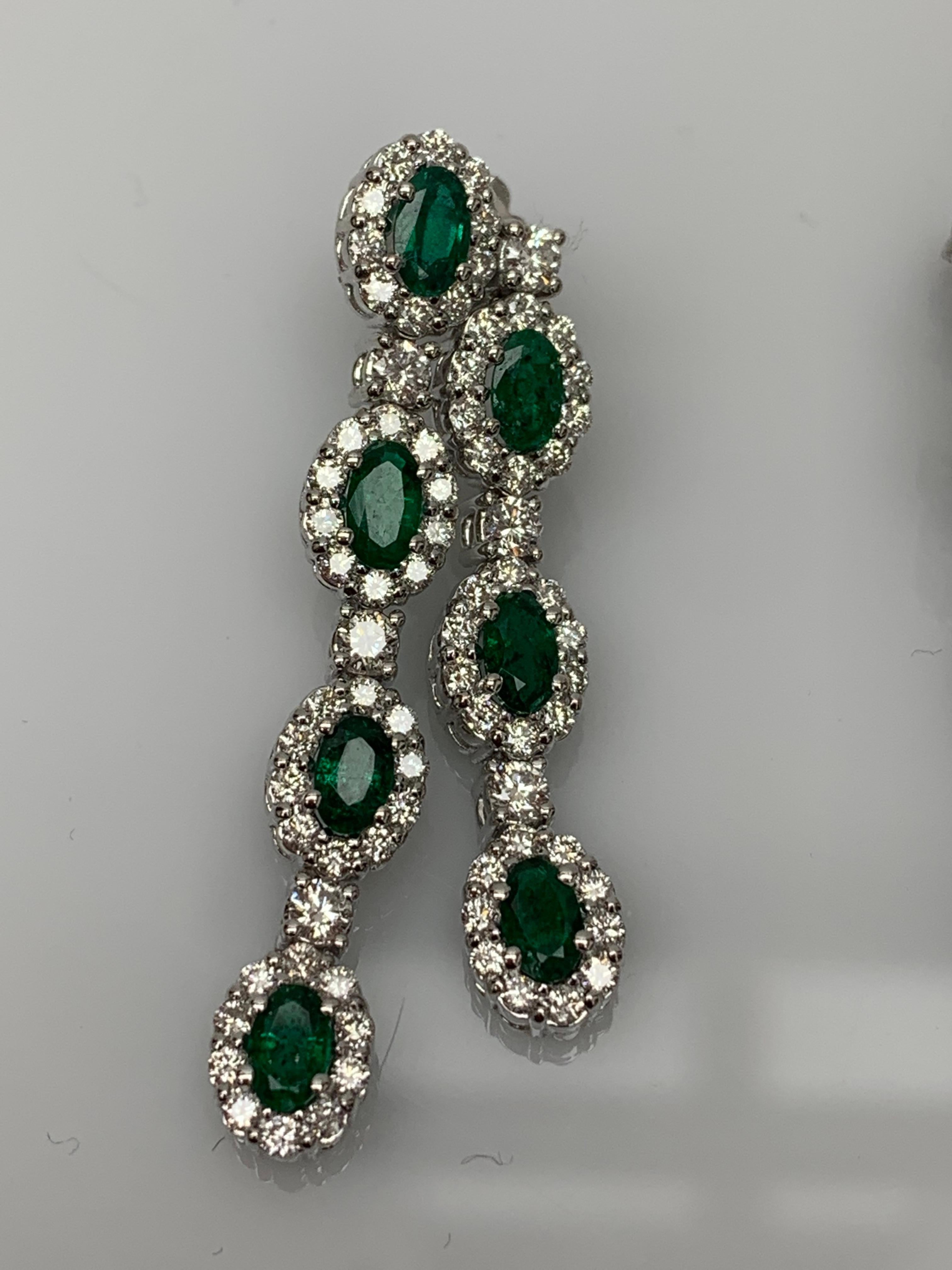Boucles d'oreilles pendantes en or blanc 14K avec émeraudes de taille ovale et diamants de 3,20 carats Neuf - En vente à NEW YORK, NY