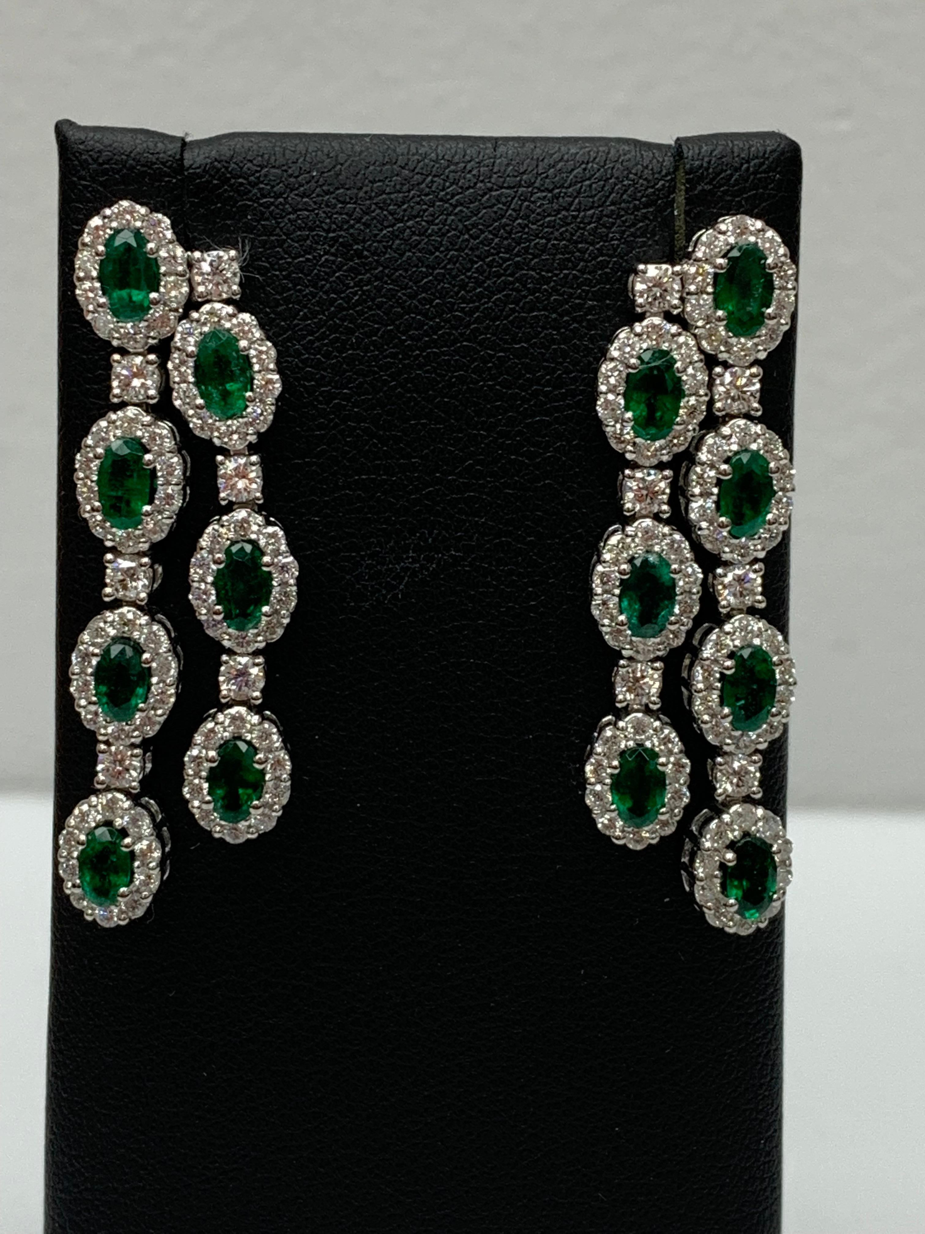Boucles d'oreilles pendantes en or blanc 14K avec émeraudes de taille ovale et diamants de 3,20 carats Pour femmes en vente