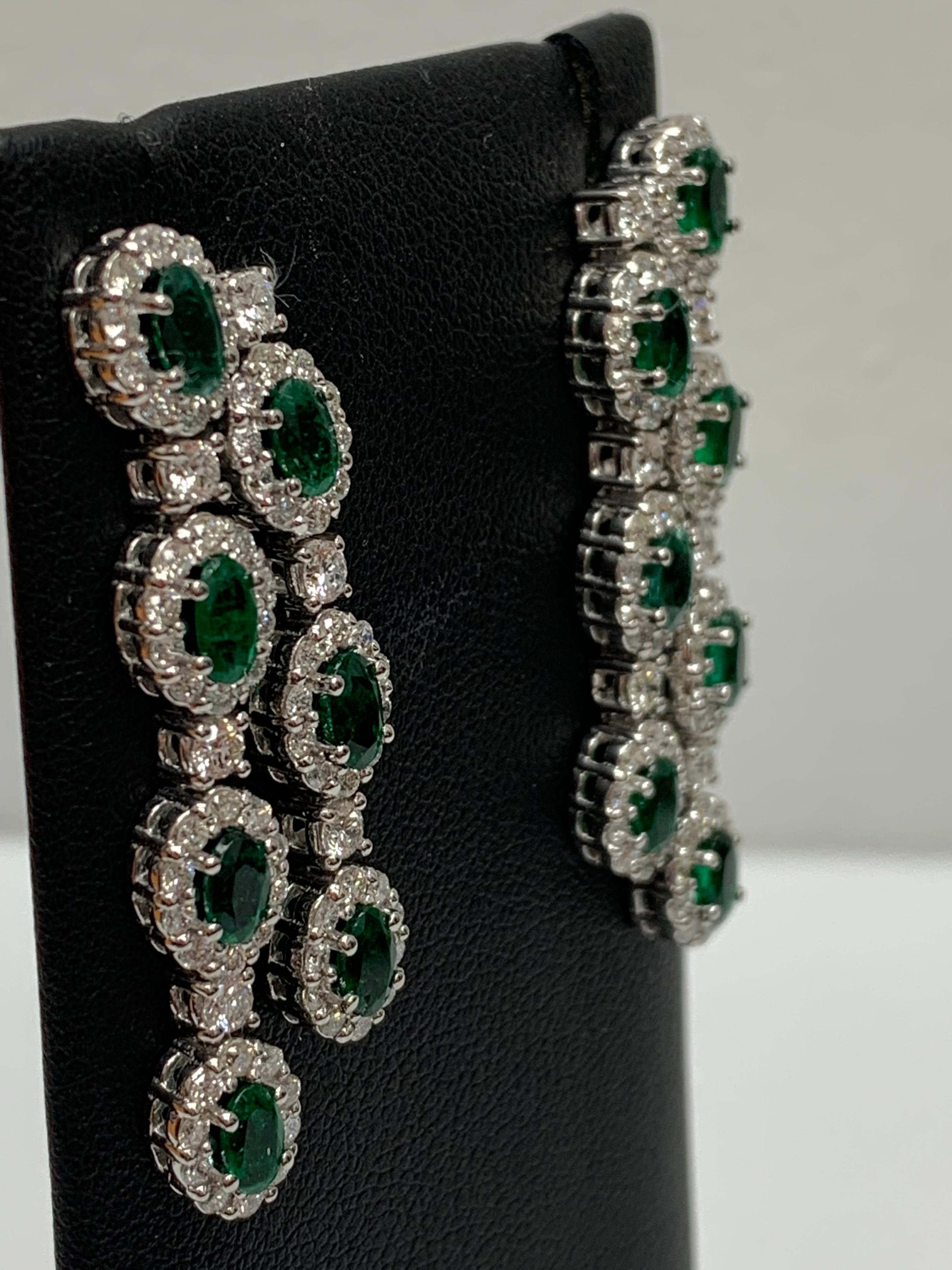 Boucles d'oreilles pendantes en or blanc 14K avec émeraudes de taille ovale et diamants de 3,20 carats en vente 3