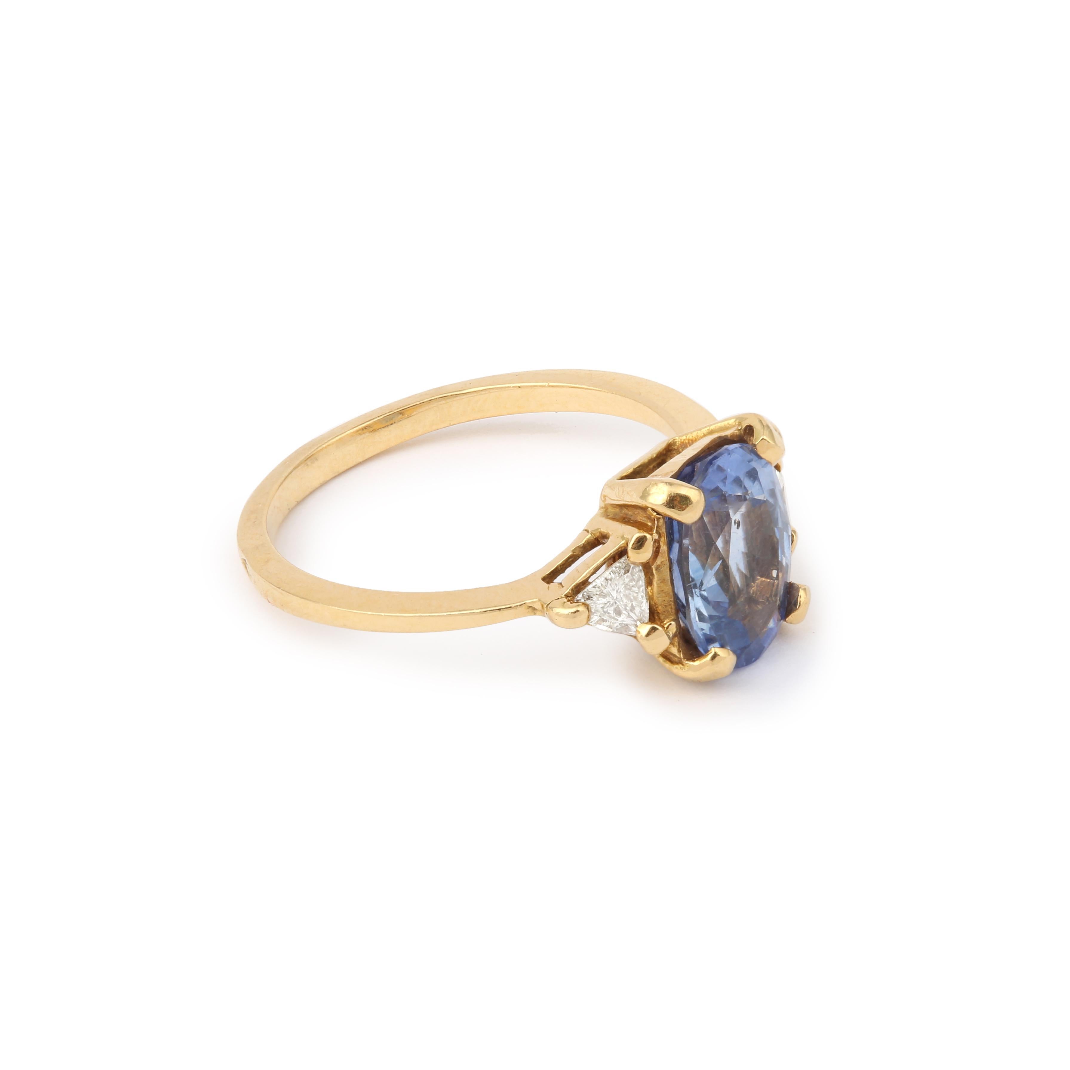 Ring aus Gelbgold mit einem ovalen Saphir in der Mitte, besetzt mit zwei Troïdias-Diamanten.

Geschätztes Gewicht des Saphirs: 3.20 Karat

Geschätztes Gesamtgewicht der Diamanten: 0,30 Karat

Abmessungen: 10,29 x 15,83 x 6,01 mm (0,405 x 0,623 x