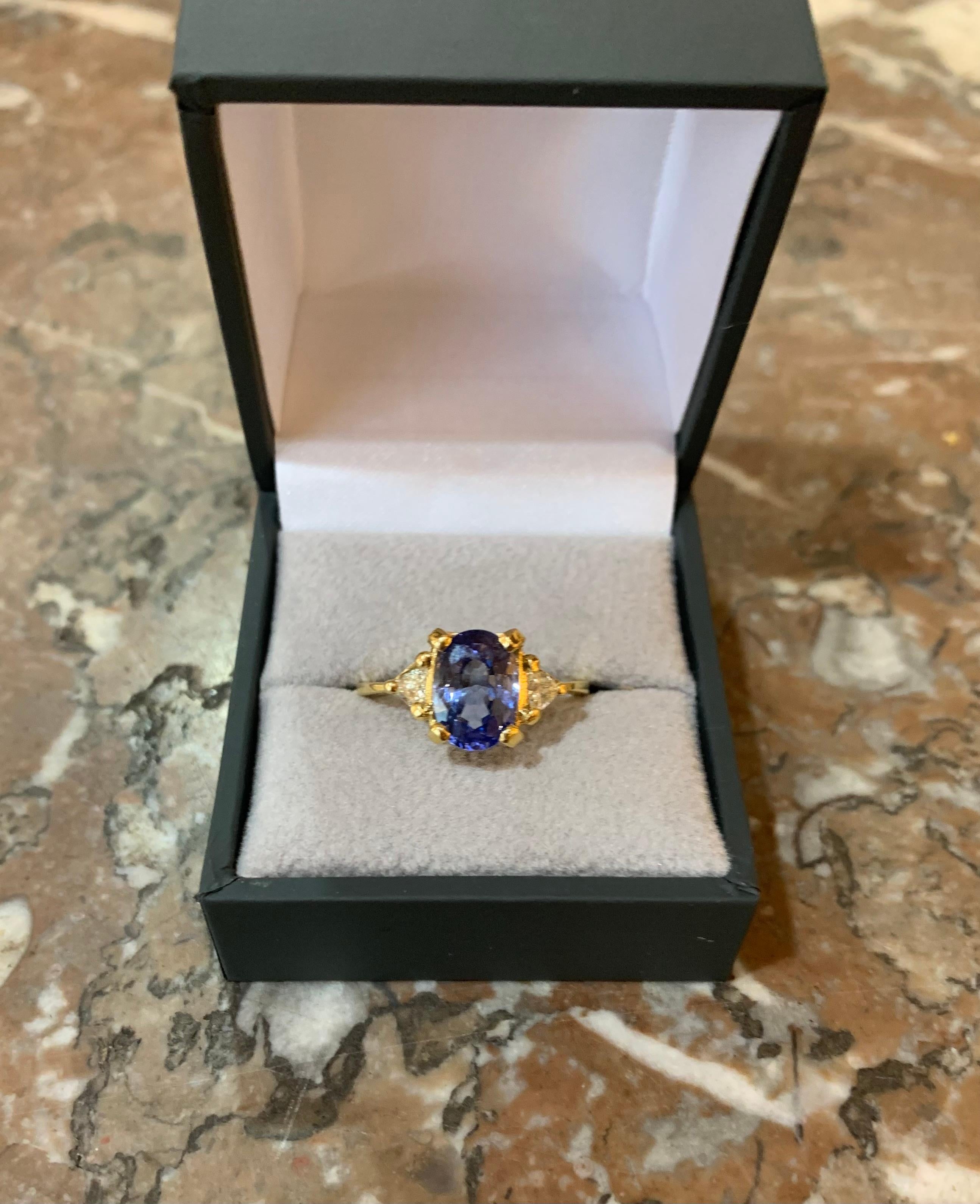 3.20 Carats Sapphire Diamonds 18 Carats Yellow Gold Ring In Excellent Condition For Sale In Paris, FR
