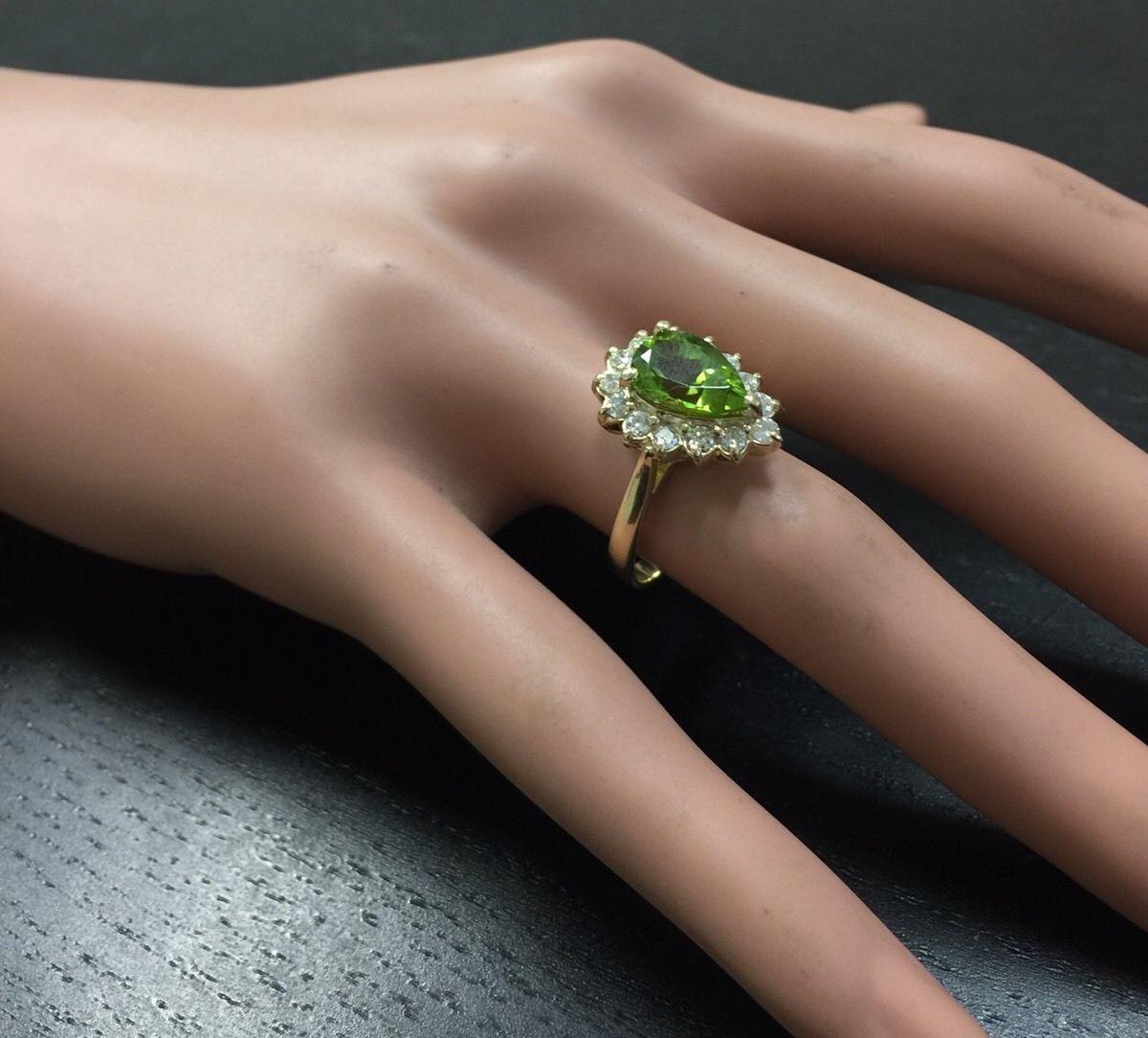 3.20 Ct Natural Very Nice Looking Peridot and Diamond 14K Solid Yellow Gold Ring In New Condition For Sale In Los Angeles, CA