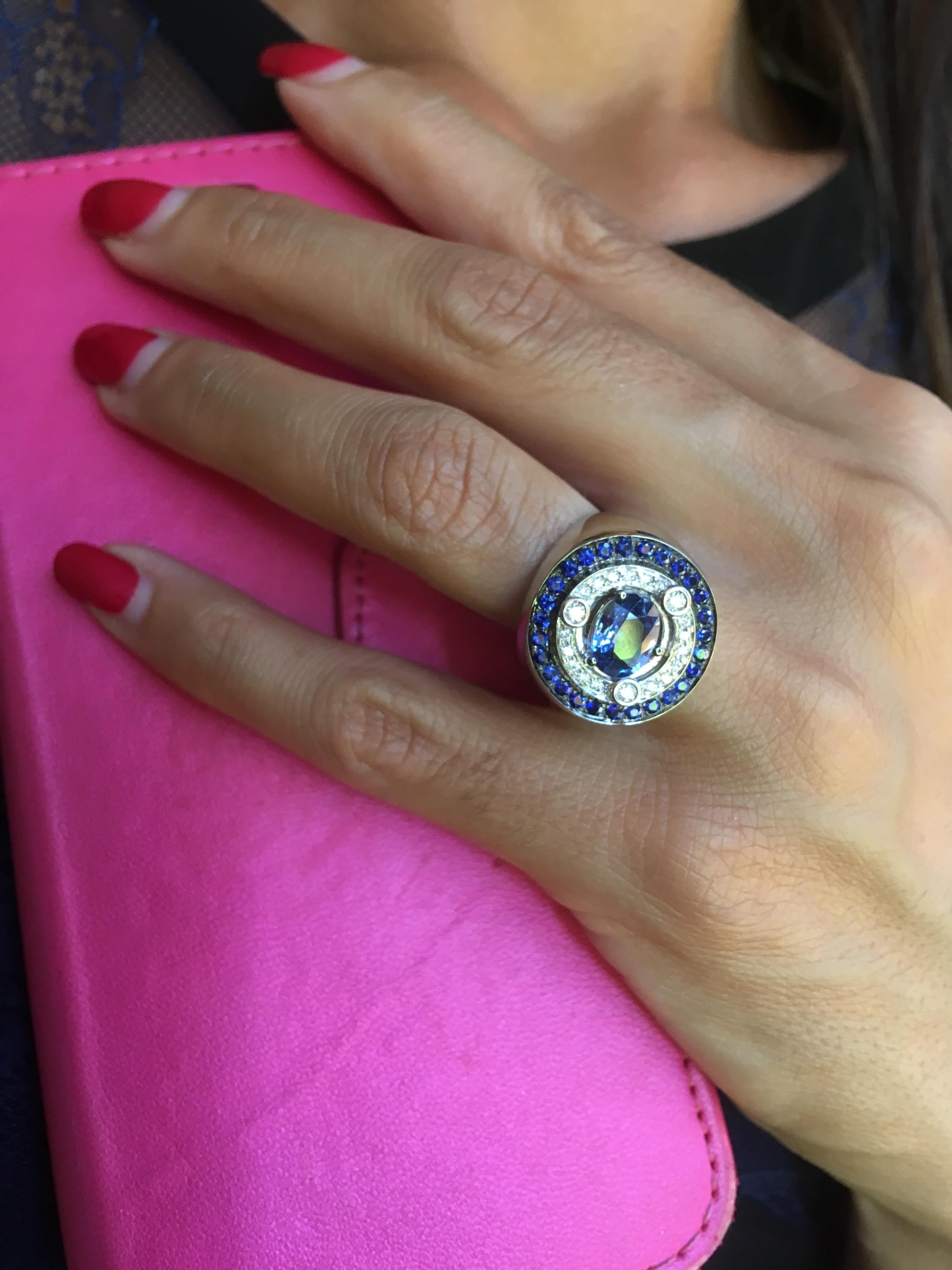 3.20ct Sapphire 0.30ct White Diamonds 18k White Gold Cocktail Ring For Sale 3