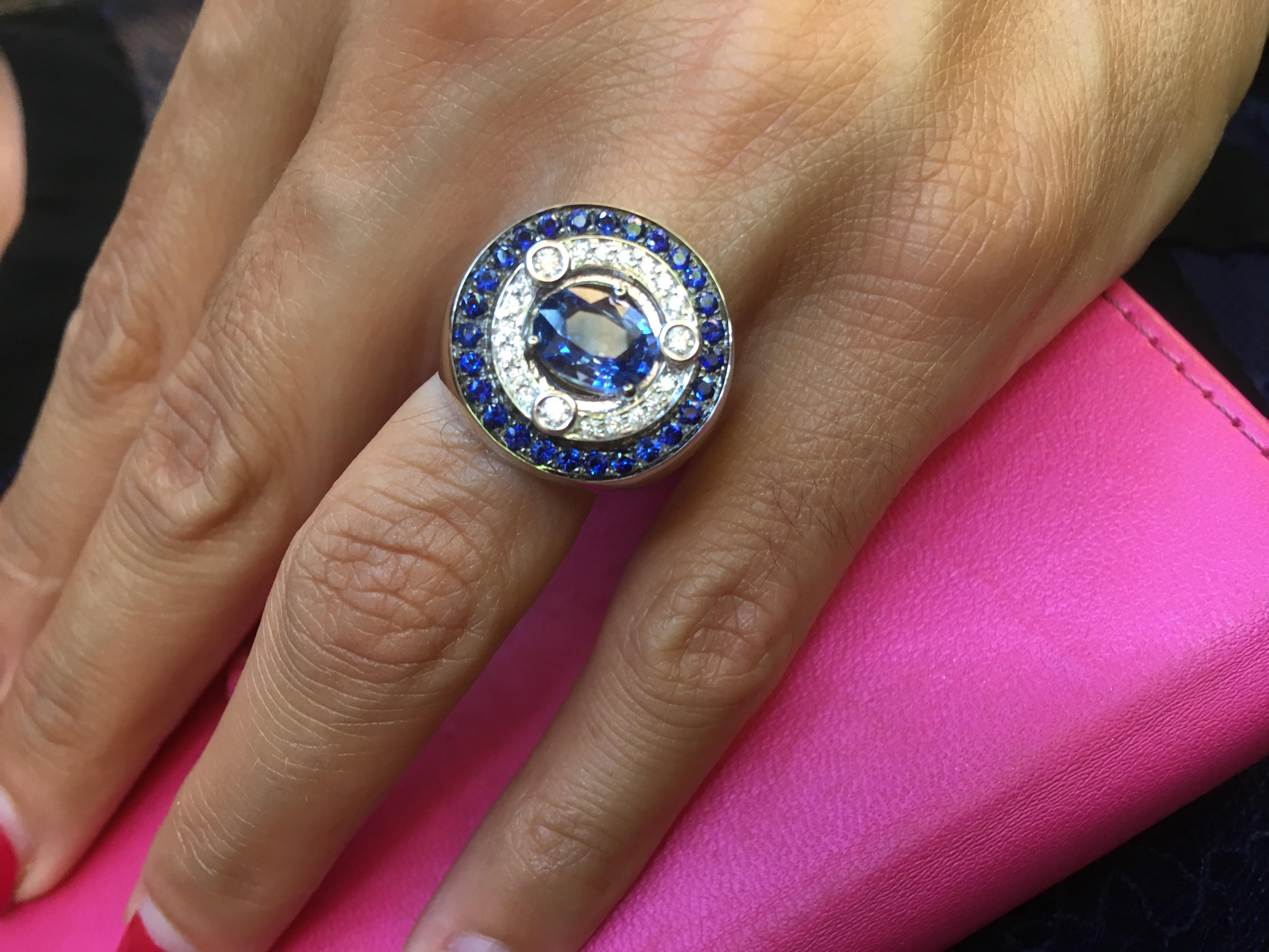 3.20ct Sapphire 0.30ct White Diamonds 18k White Gold Cocktail Ring For Sale 2