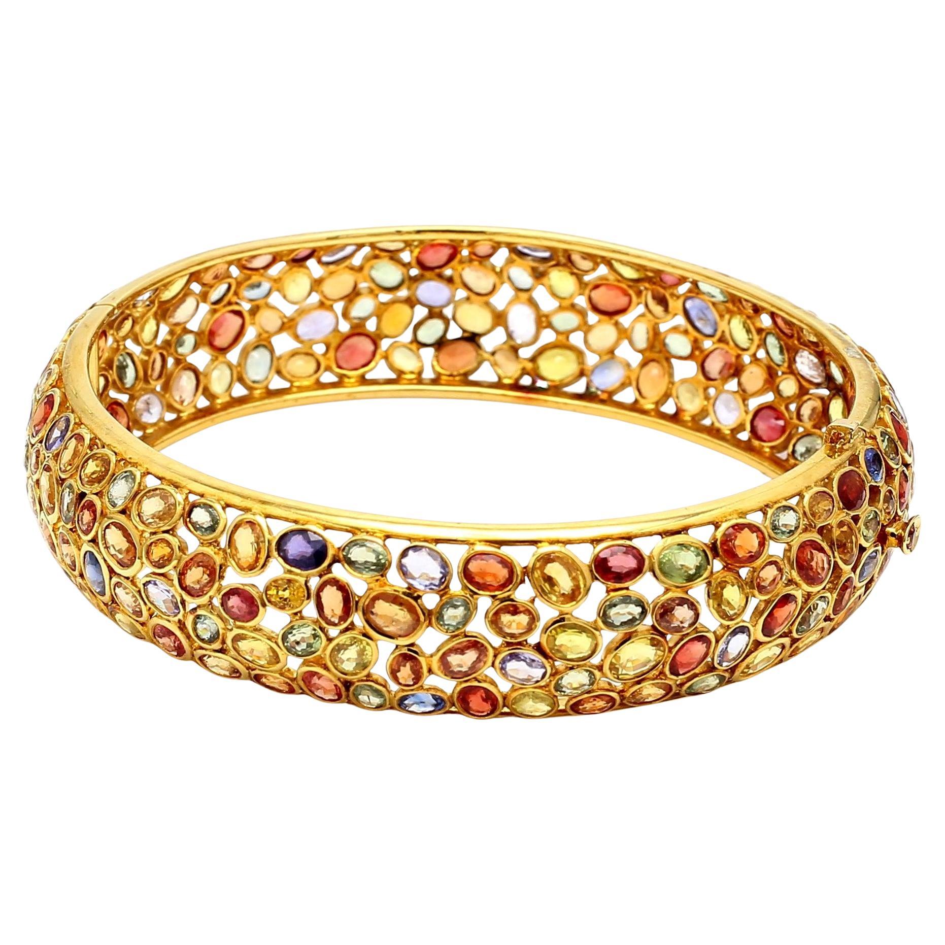 32.00 Carat Oval Shape Sapphire 14 Karat Yellow Gold Bangle Bracelet