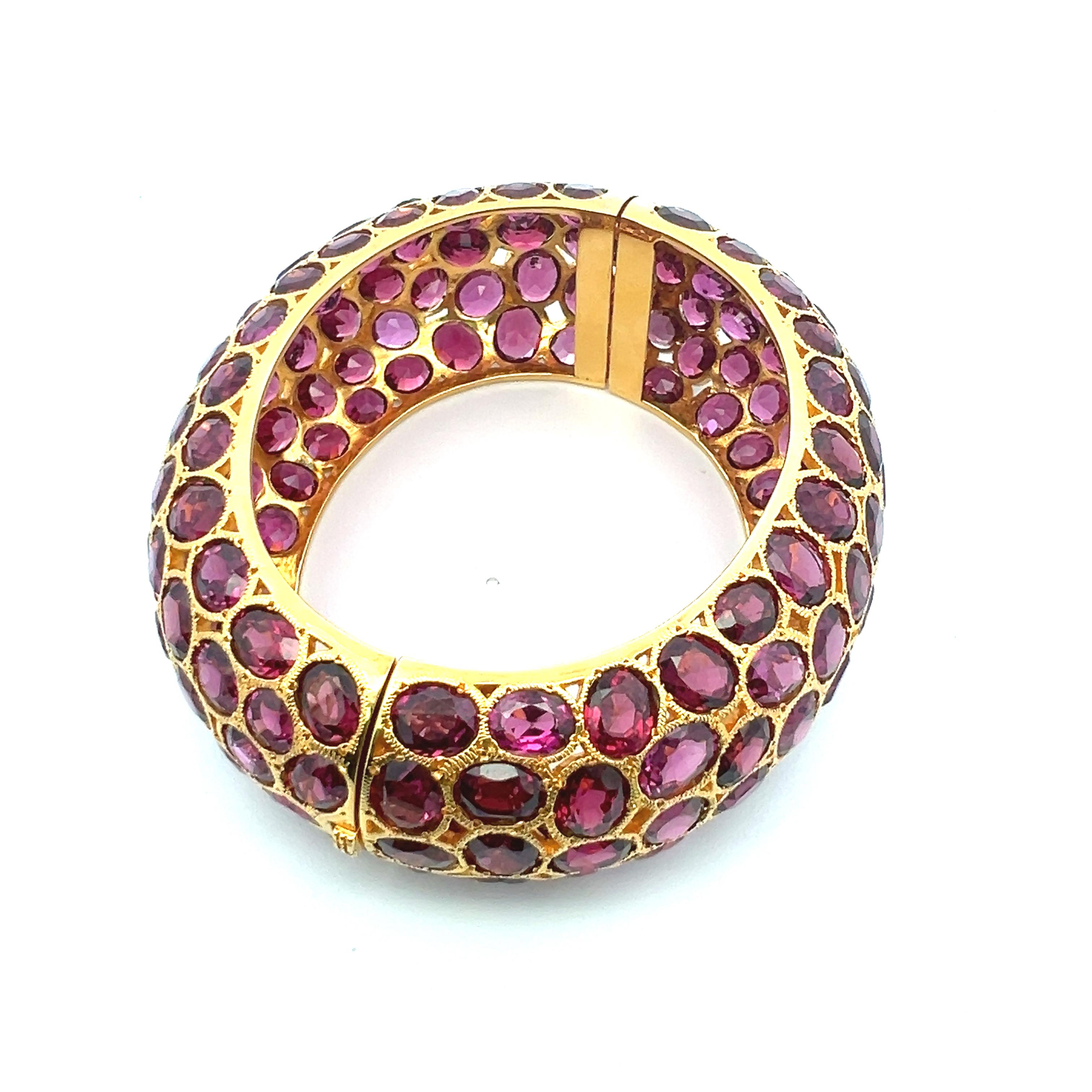 Taglio ovale 320,00 Carati Ametiste di forma ovale Bracciale in oro giallo 18 carati in vendita