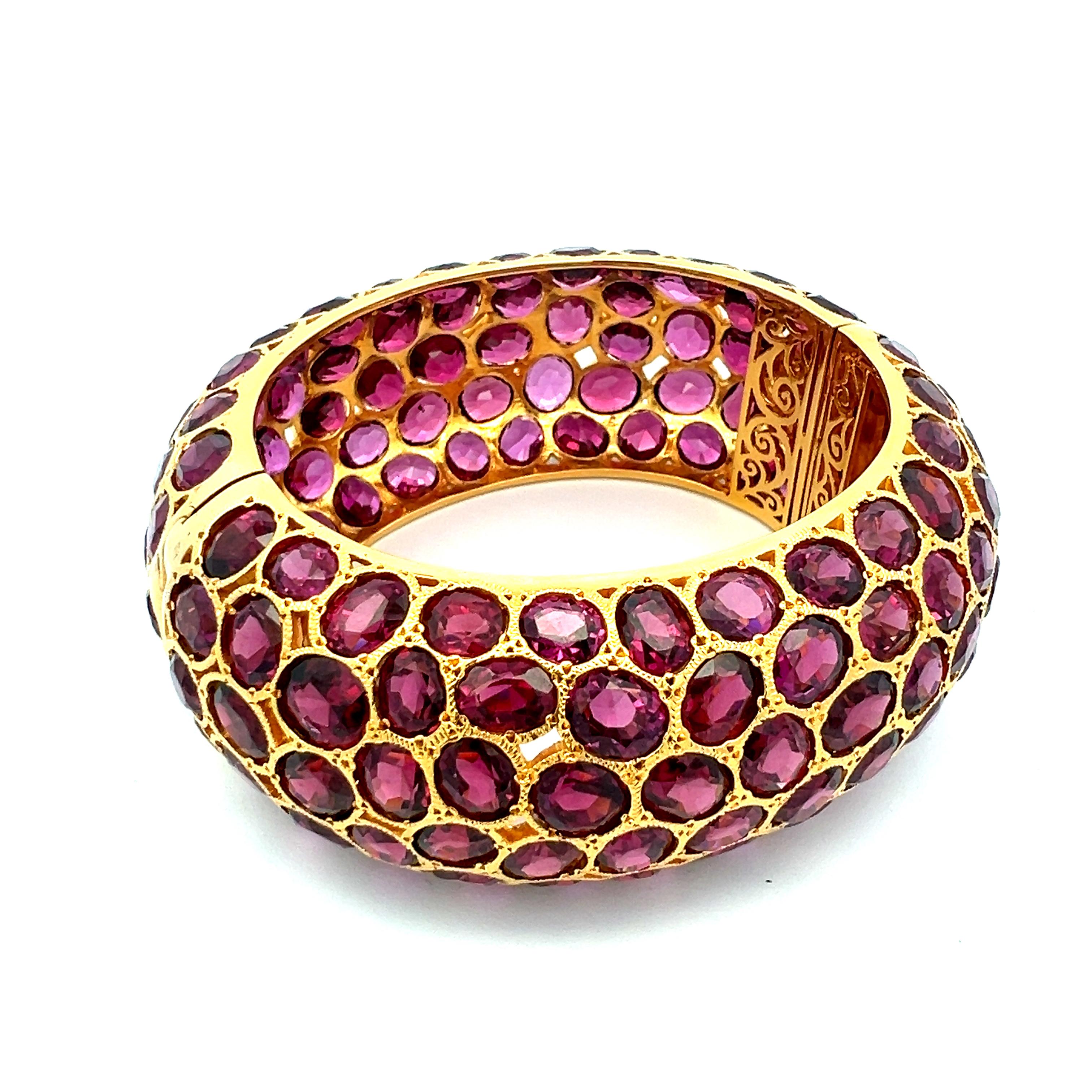 Donna 320,00 Carati Ametiste di forma ovale Bracciale in oro giallo 18 carati in vendita