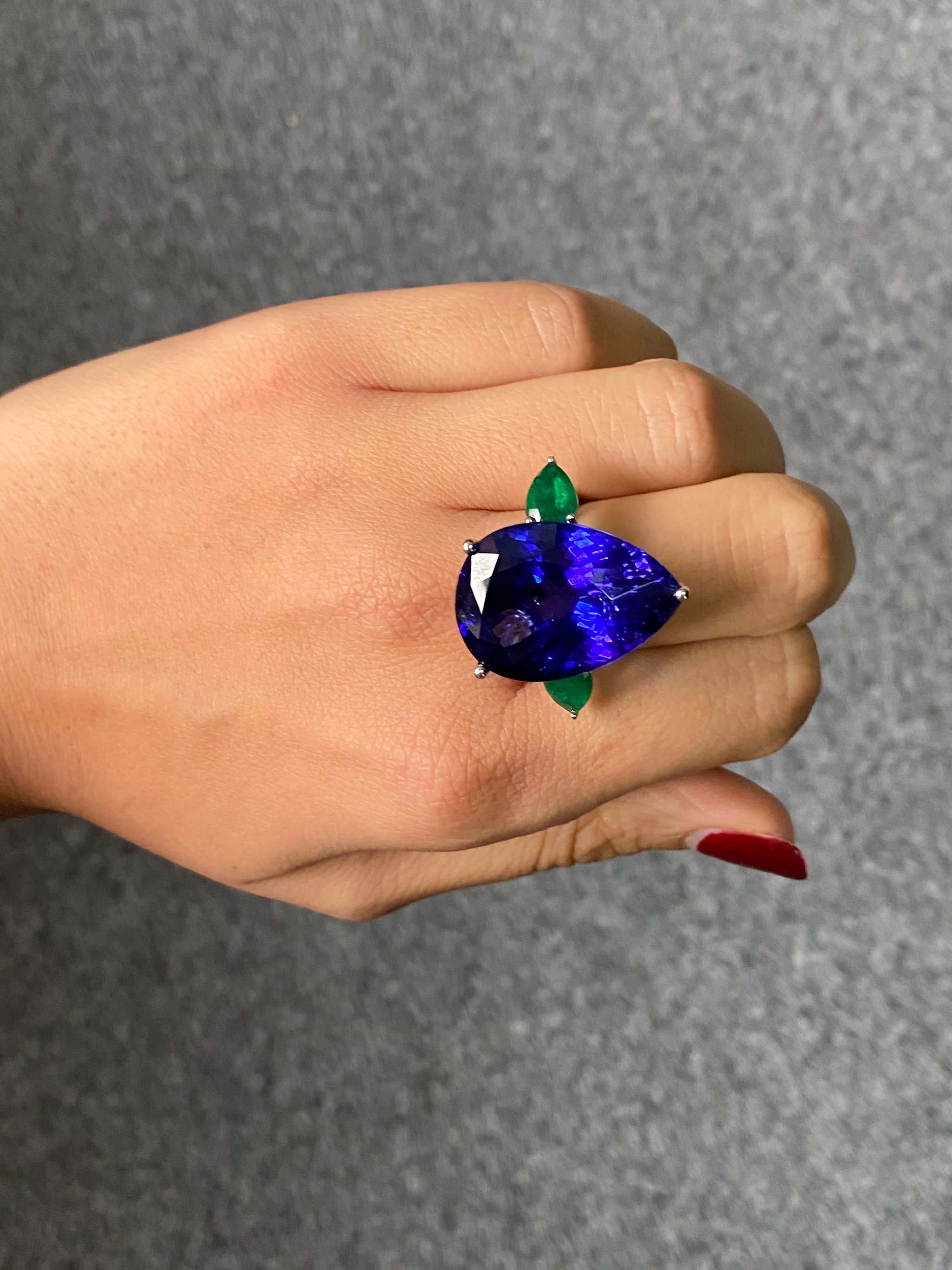 32.05 Carat Pear Shape Tanzanite and Emerald Three-Stone Cocktail Ring In New Condition For Sale In Bangkok, Thailand