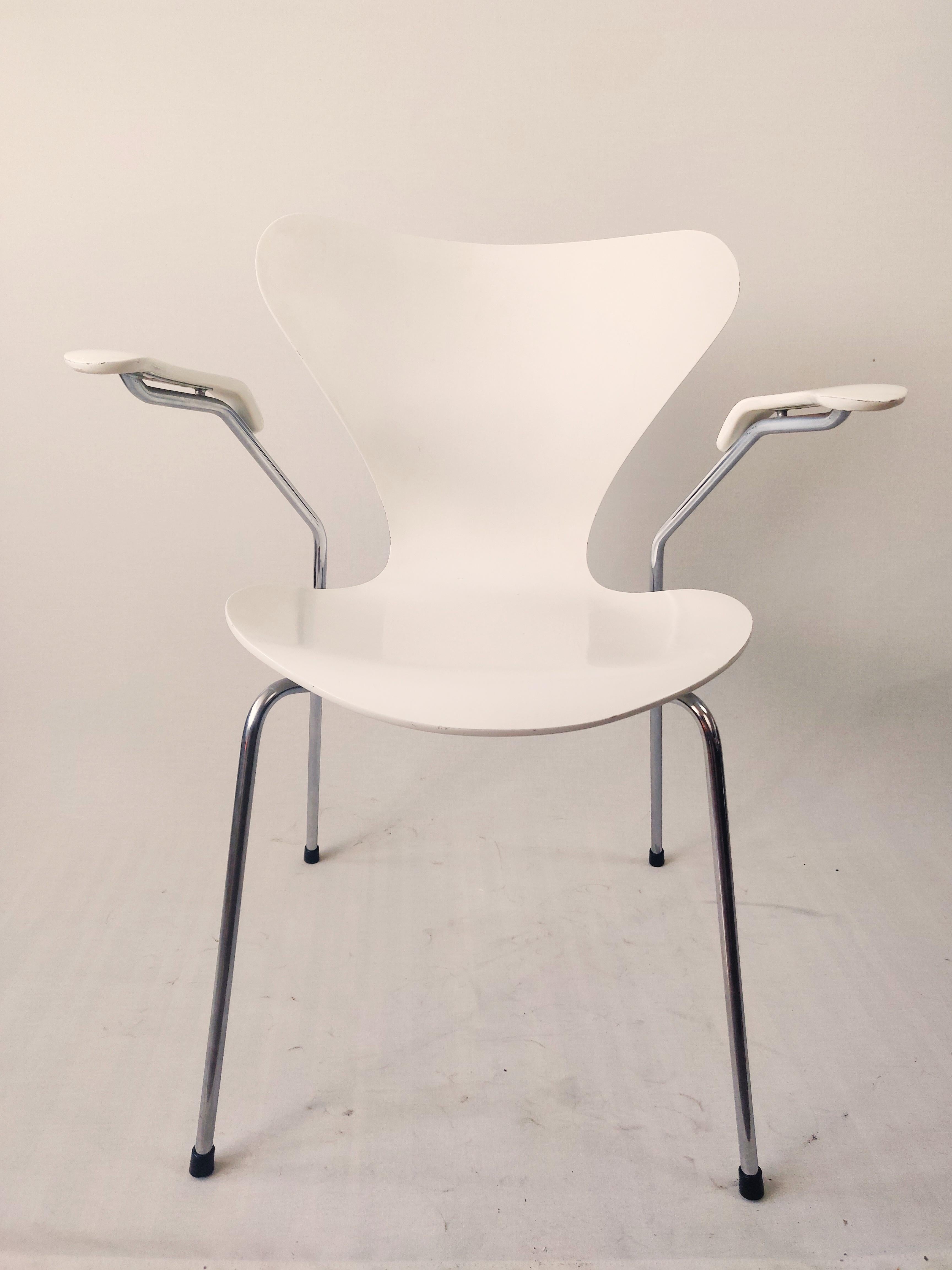 The Series 7 designed by Arne Jacobsen is one of the most iconic chairs in the history of Fritz Hansen and perhaps also in furniture history. The pressure molded veneer chair is a further development of the classic Ant chair.
the 3207 chair has been