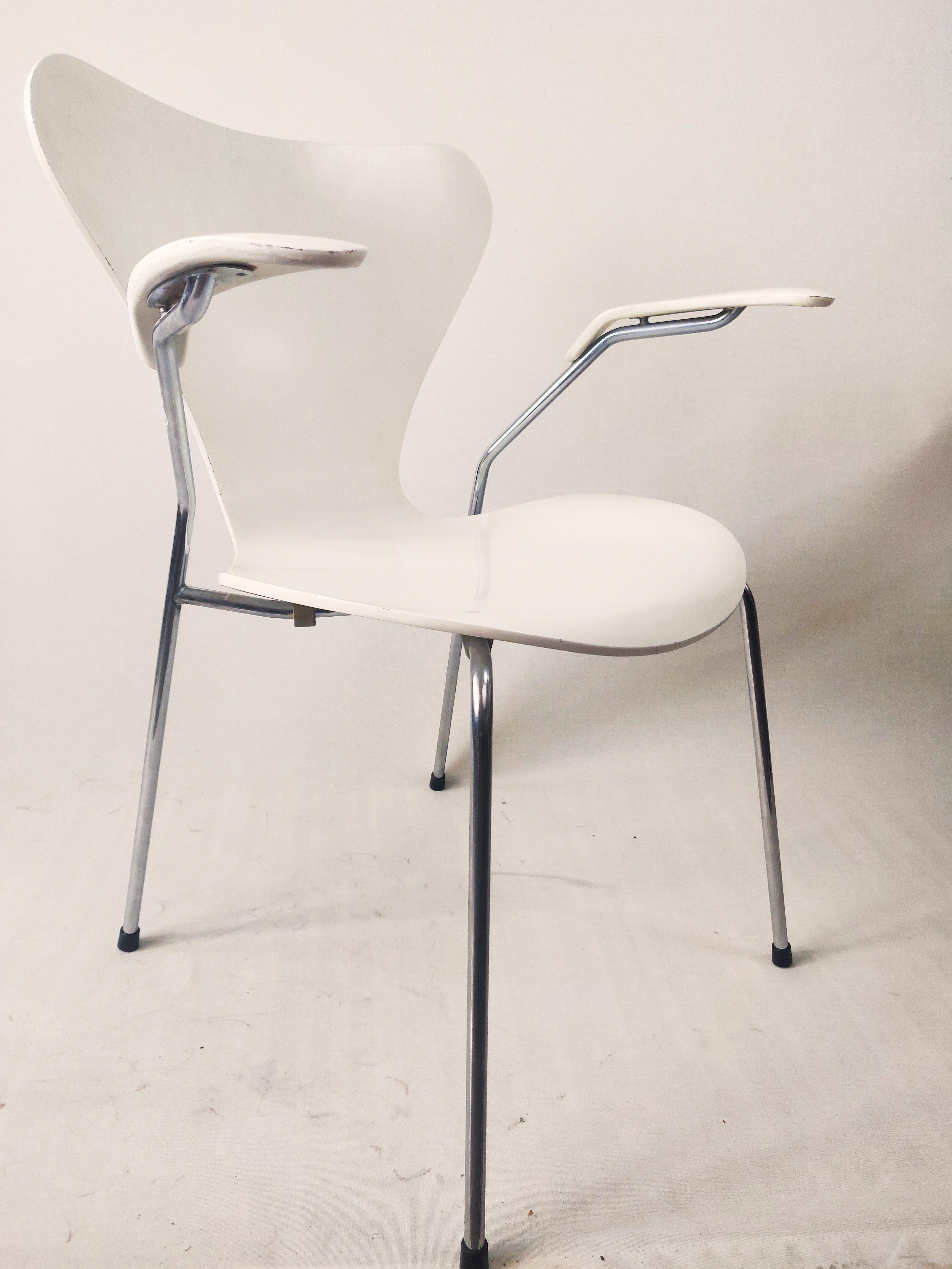 Mid-Century Modern 3207 chair by Arne Jacobsen for Fritz Hansen, 1982 For Sale