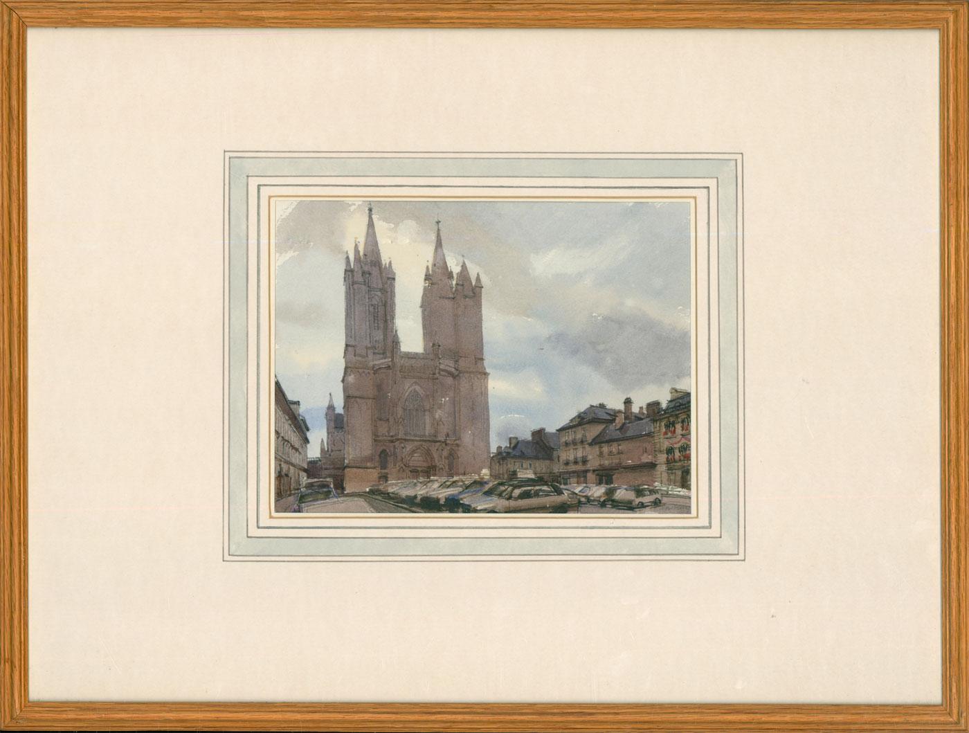 Eine beeindruckende perspektivische Studie der Kathedrale von Coutances, gemalt in Aquarellfarben von dem britischen Künstler John Newberry (geb. 1934). Signiert in Graphit unten rechts. Präsentiert in einem schmalen Eichenrahmen mit
